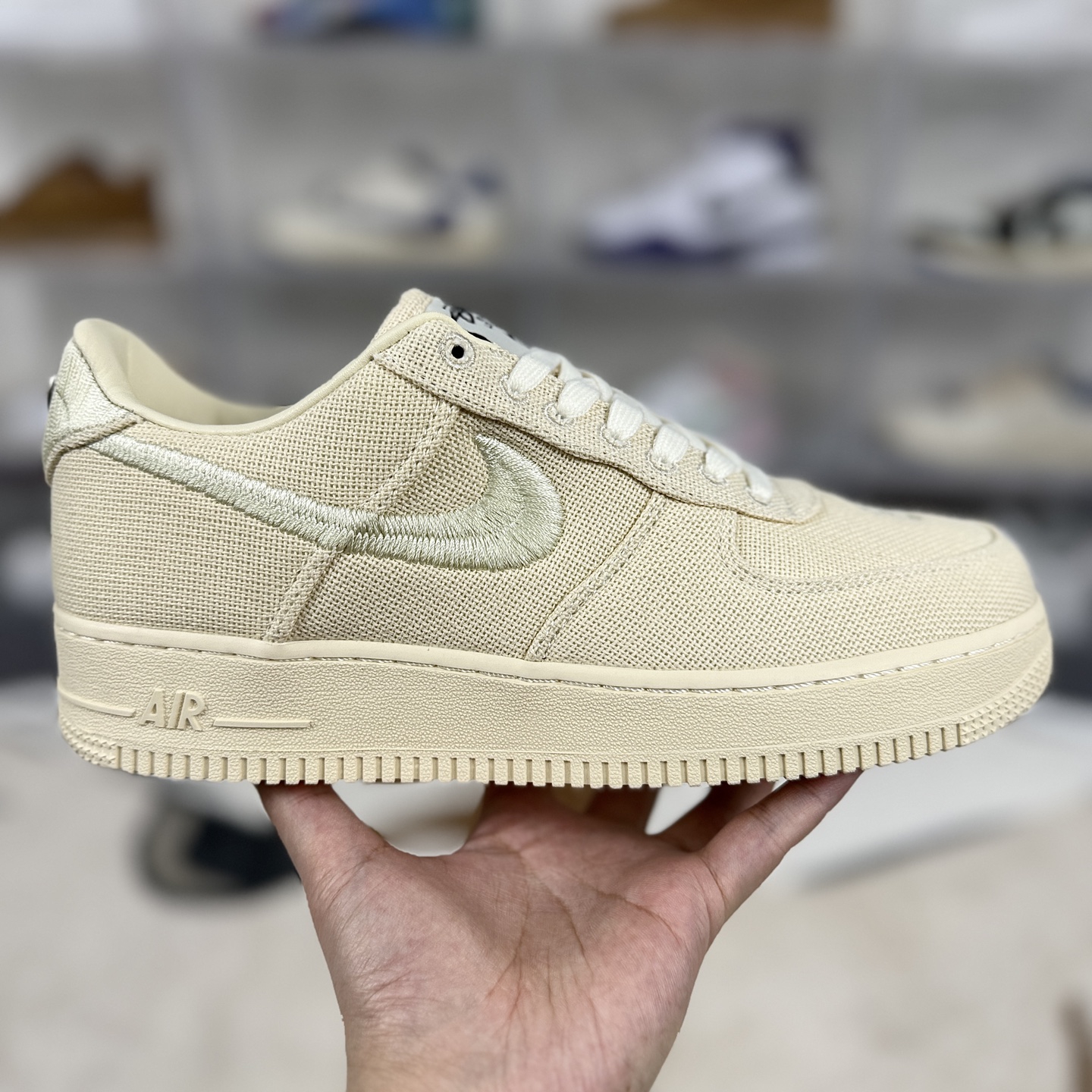 💰220   
Stussy x Nike Air Force 1 Low 低帮 板鞋 男女同款 米白 空军
▪️尺码：36-46（36 36.5 37.5 38 38.5 39 40 40.5 41 42 42.5 43 44 44.5 45 46）
▪️货号：CZ9084-200
▪️Stussy 和 Nike 再度联手，于 2020年末推出全新联名系列，其中最受瞩目的当属该 Air Force 1。经典的 AF1 由 Stuissy 匠心演绎，以全黑配色呈现的同时采用了经久耐穿的麻类材质；鞋头饰有低调的 Stussy 品牌 logo 刺绣，而鞋面品牌标志和后跟标签同样以此效果呈现；后方则以独特的金属配件点缀，尽显耀眼光泽；此外，经过重塑的World Tour 鞋舌标签，无疑诠释出街头穿搭包含的无穷魅力，更印证了两大品牌遍及全球的非凡影响力。