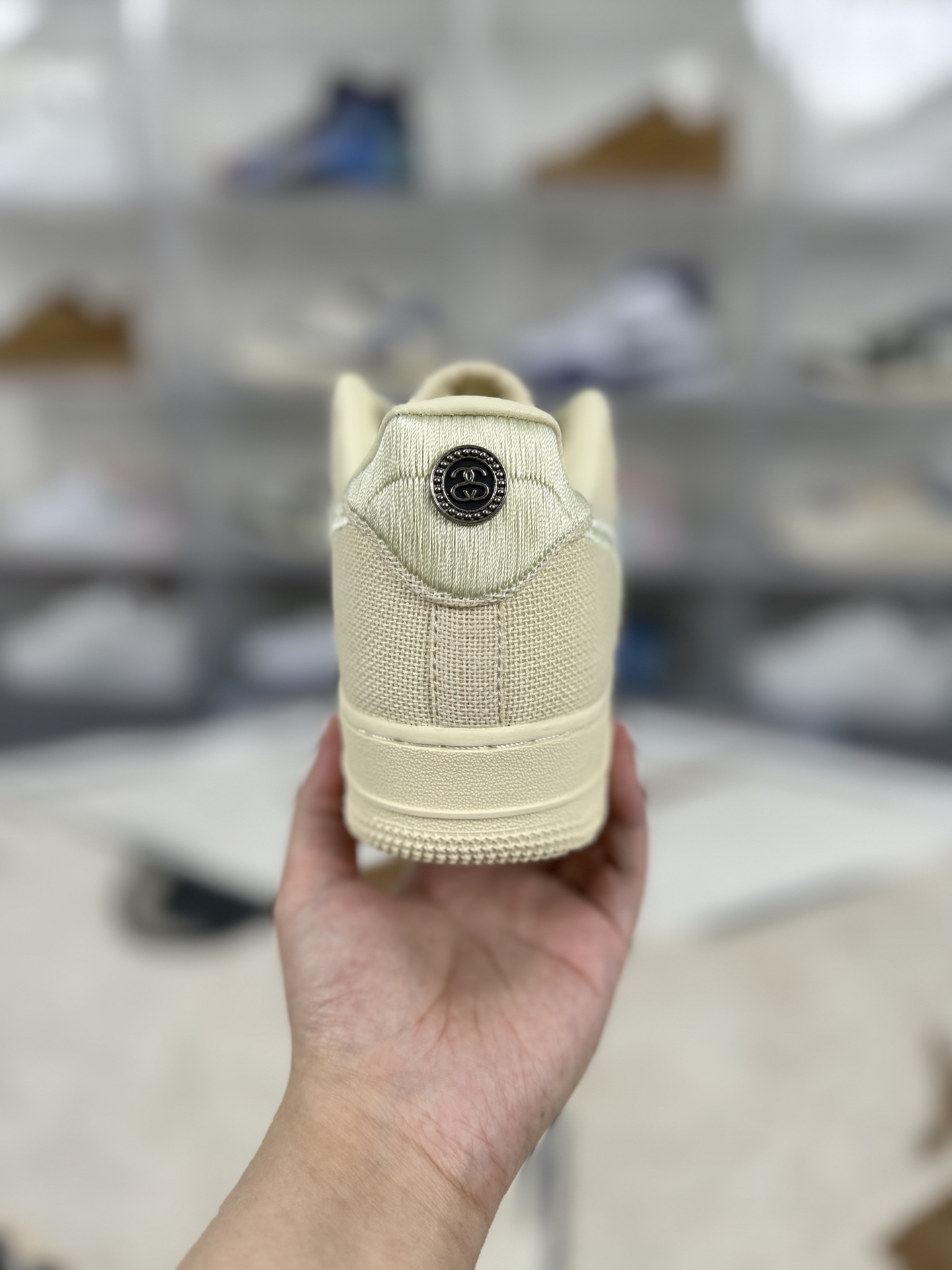 💰220   
Stussy x Nike Air Force 1 Low 低帮 板鞋 男女同款 米白 空军
▪️尺码：36-46（36 36.5 37.5 38 38.5 39 40 40.5 41 42 42.5 43 44 44.5 45 46）
▪️货号：CZ9084-200
▪️Stussy 和 Nike 再度联手，于 2020年末推出全新联名系列，其中最受瞩目的当属该 Air Force 1。经典的 AF1 由 Stuissy 匠心演绎，以全黑配色呈现的同时采用了经久耐穿的麻类材质；鞋头饰有低调的 Stussy 品牌 logo 刺绣，而鞋面品牌标志和后跟标签同样以此效果呈现；后方则以独特的金属配件点缀，尽显耀眼光泽；此外，经过重塑的World Tour 鞋舌标签，无疑诠释出街头穿搭包含的无穷魅力，更印证了两大品牌遍及全球的非凡影响力。