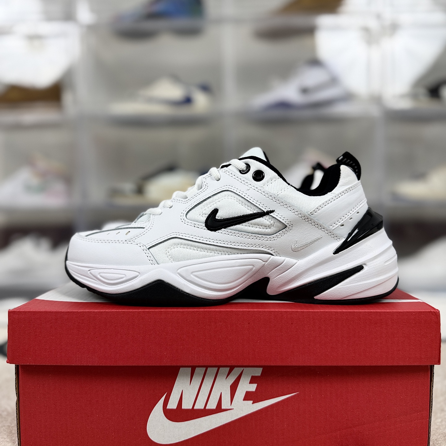 💰130   
Nike M2K Tekno 厚大中底 复古态度 防滑 低帮 老爹鞋 男女款 白黑
▪️尺码：36-45（36 36.5 37.5 38 38.5 39 40 40.5 41 42 42.5 43 44 44.5 45）
▪️货号：AQ3108-012
▪️Nike M2K Tekno是一款具有复古风格的老爹鞋。该鞋款从Nike Monarch经典系列和00年代早期的运动鞋汲取灵感，是对原版Air Monarch的改造重新推出的新鞋型，融合了原款的精髓并赋予了它&ldquo;粗重厚实&rdquo;的外观现代感。结合了太空时代细节，如混合动物印花和镶嵌设计，以及带有NikeLab标志的较厚鞋舌等，演绎出未来风范。采用皮革、合成材质和织物组合鞋面，轻盈耐穿，同时分层鞋面的设计借鉴自元年款Monarch，增加了鞋子的层次感和立体感。采用轻盈泡棉中底，造就轻盈灵活的缓震效果和舒适脚感，能够有效缓解行走或运动时对脚部的压力，提供良好的支撑力。橡胶外底和抓地纹路，旨在向Nike Air Monarch IV致敬，塑就出众抓地效果，适合在多种地面环境下穿着，无论是日常行走还是户外运动都能提供稳定的抓地力。其复古时尚的外观使其成为日常穿搭的百搭单品，可以搭配牛仔裤、运动裤、连衣裙等各种服装，轻松打造出不同的风格，无论是休闲风、运动风还是时尚潮流风都能驾驭。