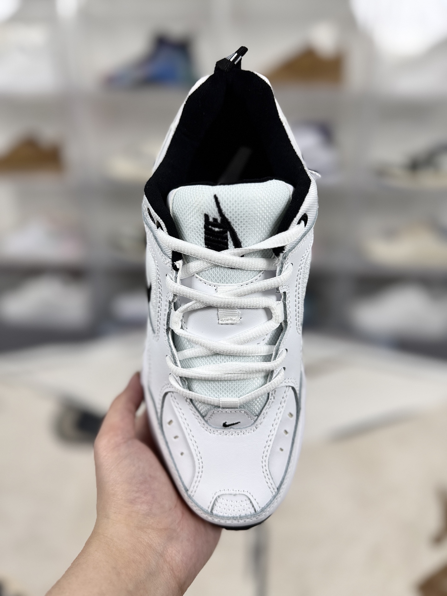 💰130   
Nike M2K Tekno 厚大中底 复古态度 防滑 低帮 老爹鞋 男女款 白黑
▪️尺码：36-45（36 36.5 37.5 38 38.5 39 40 40.5 41 42 42.5 43 44 44.5 45）
▪️货号：AQ3108-012
▪️Nike M2K Tekno是一款具有复古风格的老爹鞋。该鞋款从Nike Monarch经典系列和00年代早期的运动鞋汲取灵感，是对原版Air Monarch的改造重新推出的新鞋型，融合了原款的精髓并赋予了它&ldquo;粗重厚实&rdquo;的外观现代感。结合了太空时代细节，如混合动物印花和镶嵌设计，以及带有NikeLab标志的较厚鞋舌等，演绎出未来风范。采用皮革、合成材质和织物组合鞋面，轻盈耐穿，同时分层鞋面的设计借鉴自元年款Monarch，增加了鞋子的层次感和立体感。采用轻盈泡棉中底，造就轻盈灵活的缓震效果和舒适脚感，能够有效缓解行走或运动时对脚部的压力，提供良好的支撑力。橡胶外底和抓地纹路，旨在向Nike Air Monarch IV致敬，塑就出众抓地效果，适合在多种地面环境下穿着，无论是日常行走还是户外运动都能提供稳定的抓地力。其复古时尚的外观使其成为日常穿搭的百搭单品，可以搭配牛仔裤、运动裤、连衣裙等各种服装，轻松打造出不同的风格，无论是休闲风、运动风还是时尚潮流风都能驾驭。