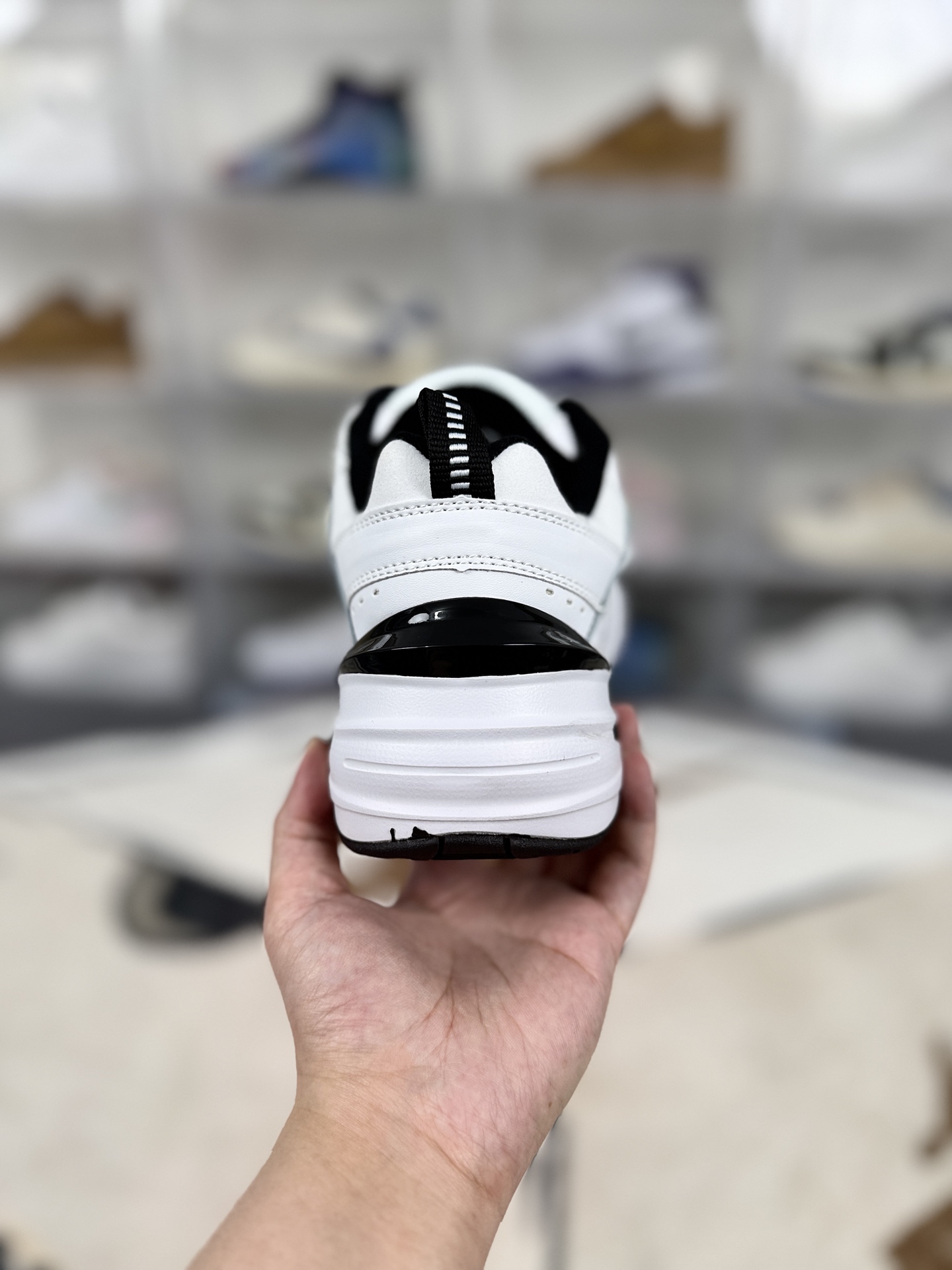 💰130   
Nike M2K Tekno 厚大中底 复古态度 防滑 低帮 老爹鞋 男女款 白黑
▪️尺码：36-45（36 36.5 37.5 38 38.5 39 40 40.5 41 42 42.5 43 44 44.5 45）
▪️货号：AQ3108-012
▪️Nike M2K Tekno是一款具有复古风格的老爹鞋。该鞋款从Nike Monarch经典系列和00年代早期的运动鞋汲取灵感，是对原版Air Monarch的改造重新推出的新鞋型，融合了原款的精髓并赋予了它&ldquo;粗重厚实&rdquo;的外观现代感。结合了太空时代细节，如混合动物印花和镶嵌设计，以及带有NikeLab标志的较厚鞋舌等，演绎出未来风范。采用皮革、合成材质和织物组合鞋面，轻盈耐穿，同时分层鞋面的设计借鉴自元年款Monarch，增加了鞋子的层次感和立体感。采用轻盈泡棉中底，造就轻盈灵活的缓震效果和舒适脚感，能够有效缓解行走或运动时对脚部的压力，提供良好的支撑力。橡胶外底和抓地纹路，旨在向Nike Air Monarch IV致敬，塑就出众抓地效果，适合在多种地面环境下穿着，无论是日常行走还是户外运动都能提供稳定的抓地力。其复古时尚的外观使其成为日常穿搭的百搭单品，可以搭配牛仔裤、运动裤、连衣裙等各种服装，轻松打造出不同的风格，无论是休闲风、运动风还是时尚潮流风都能驾驭。