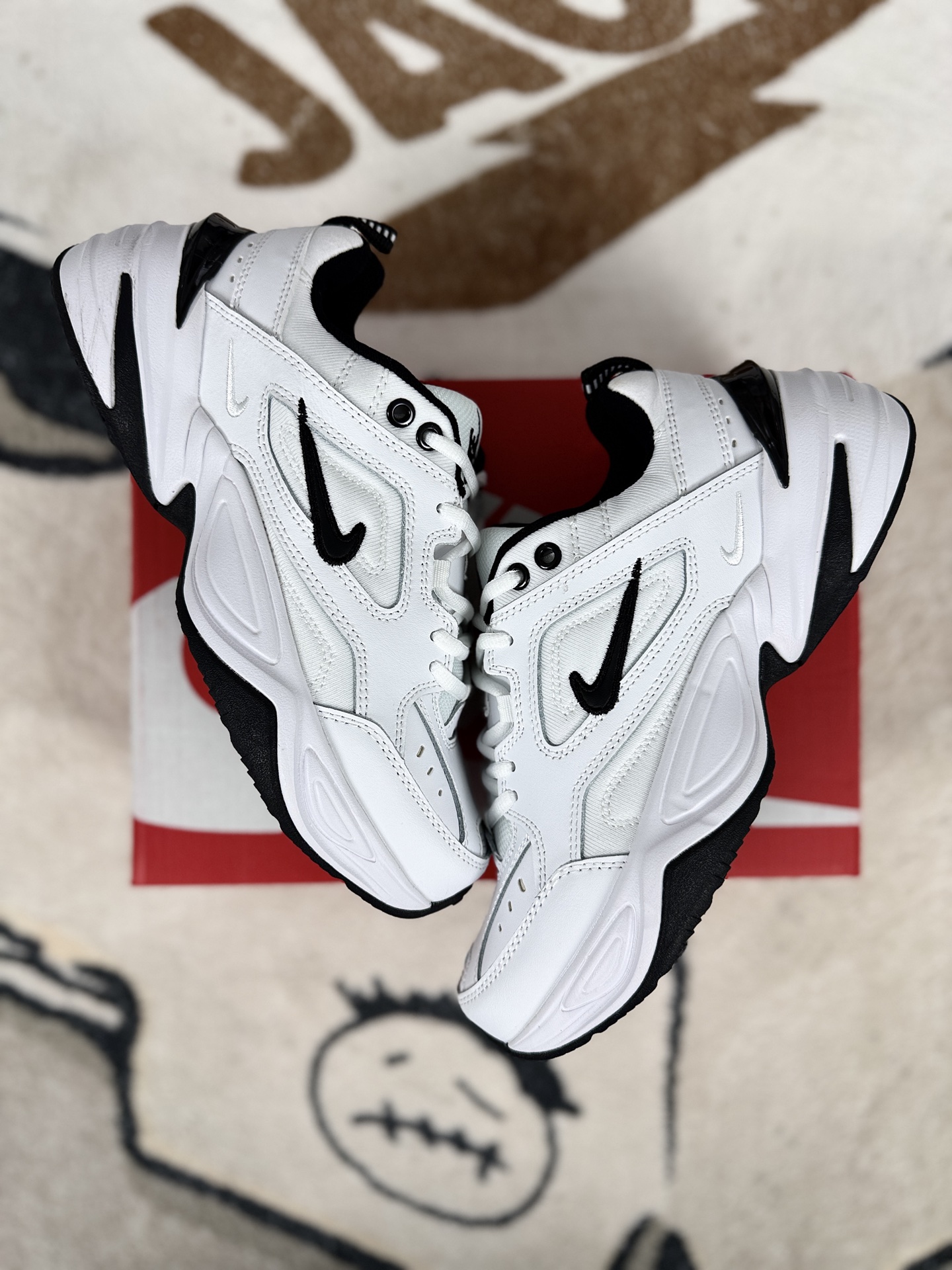💰130   
Nike M2K Tekno 厚大中底 复古态度 防滑 低帮 老爹鞋 男女款 白黑
▪️尺码：36-45（36 36.5 37.5 38 38.5 39 40 40.5 41 42 42.5 43 44 44.5 45）
▪️货号：AQ3108-012
▪️Nike M2K Tekno是一款具有复古风格的老爹鞋。该鞋款从Nike Monarch经典系列和00年代早期的运动鞋汲取灵感，是对原版Air Monarch的改造重新推出的新鞋型，融合了原款的精髓并赋予了它&ldquo;粗重厚实&rdquo;的外观现代感。结合了太空时代细节，如混合动物印花和镶嵌设计，以及带有NikeLab标志的较厚鞋舌等，演绎出未来风范。采用皮革、合成材质和织物组合鞋面，轻盈耐穿，同时分层鞋面的设计借鉴自元年款Monarch，增加了鞋子的层次感和立体感。采用轻盈泡棉中底，造就轻盈灵活的缓震效果和舒适脚感，能够有效缓解行走或运动时对脚部的压力，提供良好的支撑力。橡胶外底和抓地纹路，旨在向Nike Air Monarch IV致敬，塑就出众抓地效果，适合在多种地面环境下穿着，无论是日常行走还是户外运动都能提供稳定的抓地力。其复古时尚的外观使其成为日常穿搭的百搭单品，可以搭配牛仔裤、运动裤、连衣裙等各种服装，轻松打造出不同的风格，无论是休闲风、运动风还是时尚潮流风都能驾驭。