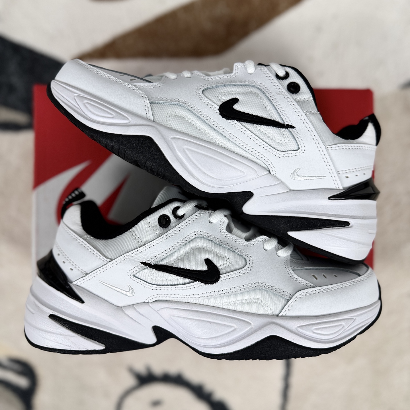 💰130   
Nike M2K Tekno 厚大中底 复古态度 防滑 低帮 老爹鞋 男女款 白黑
▪️尺码：36-45（36 36.5 37.5 38 38.5 39 40 40.5 41 42 42.5 43 44 44.5 45）
▪️货号：AQ3108-012
▪️Nike M2K Tekno是一款具有复古风格的老爹鞋。该鞋款从Nike Monarch经典系列和00年代早期的运动鞋汲取灵感，是对原版Air Monarch的改造重新推出的新鞋型，融合了原款的精髓并赋予了它&ldquo;粗重厚实&rdquo;的外观现代感。结合了太空时代细节，如混合动物印花和镶嵌设计，以及带有NikeLab标志的较厚鞋舌等，演绎出未来风范。采用皮革、合成材质和织物组合鞋面，轻盈耐穿，同时分层鞋面的设计借鉴自元年款Monarch，增加了鞋子的层次感和立体感。采用轻盈泡棉中底，造就轻盈灵活的缓震效果和舒适脚感，能够有效缓解行走或运动时对脚部的压力，提供良好的支撑力。橡胶外底和抓地纹路，旨在向Nike Air Monarch IV致敬，塑就出众抓地效果，适合在多种地面环境下穿着，无论是日常行走还是户外运动都能提供稳定的抓地力。其复古时尚的外观使其成为日常穿搭的百搭单品，可以搭配牛仔裤、运动裤、连衣裙等各种服装，轻松打造出不同的风格，无论是休闲风、运动风还是时尚潮流风都能驾驭。