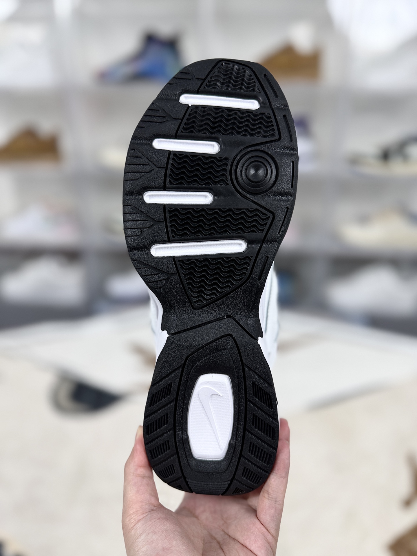 💰130   
Nike M2K Tekno 厚大中底 复古态度 防滑 低帮 老爹鞋 男女款 白黑
▪️尺码：36-45（36 36.5 37.5 38 38.5 39 40 40.5 41 42 42.5 43 44 44.5 45）
▪️货号：AQ3108-012
▪️Nike M2K Tekno是一款具有复古风格的老爹鞋。该鞋款从Nike Monarch经典系列和00年代早期的运动鞋汲取灵感，是对原版Air Monarch的改造重新推出的新鞋型，融合了原款的精髓并赋予了它&ldquo;粗重厚实&rdquo;的外观现代感。结合了太空时代细节，如混合动物印花和镶嵌设计，以及带有NikeLab标志的较厚鞋舌等，演绎出未来风范。采用皮革、合成材质和织物组合鞋面，轻盈耐穿，同时分层鞋面的设计借鉴自元年款Monarch，增加了鞋子的层次感和立体感。采用轻盈泡棉中底，造就轻盈灵活的缓震效果和舒适脚感，能够有效缓解行走或运动时对脚部的压力，提供良好的支撑力。橡胶外底和抓地纹路，旨在向Nike Air Monarch IV致敬，塑就出众抓地效果，适合在多种地面环境下穿着，无论是日常行走还是户外运动都能提供稳定的抓地力。其复古时尚的外观使其成为日常穿搭的百搭单品，可以搭配牛仔裤、运动裤、连衣裙等各种服装，轻松打造出不同的风格，无论是休闲风、运动风还是时尚潮流风都能驾驭。