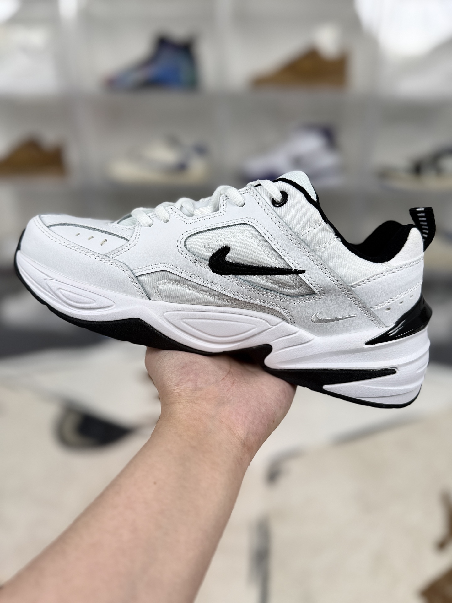 💰130   
Nike M2K Tekno 厚大中底 复古态度 防滑 低帮 老爹鞋 男女款 白黑
▪️尺码：36-45（36 36.5 37.5 38 38.5 39 40 40.5 41 42 42.5 43 44 44.5 45）
▪️货号：AQ3108-012
▪️Nike M2K Tekno是一款具有复古风格的老爹鞋。该鞋款从Nike Monarch经典系列和00年代早期的运动鞋汲取灵感，是对原版Air Monarch的改造重新推出的新鞋型，融合了原款的精髓并赋予了它&ldquo;粗重厚实&rdquo;的外观现代感。结合了太空时代细节，如混合动物印花和镶嵌设计，以及带有NikeLab标志的较厚鞋舌等，演绎出未来风范。采用皮革、合成材质和织物组合鞋面，轻盈耐穿，同时分层鞋面的设计借鉴自元年款Monarch，增加了鞋子的层次感和立体感。采用轻盈泡棉中底，造就轻盈灵活的缓震效果和舒适脚感，能够有效缓解行走或运动时对脚部的压力，提供良好的支撑力。橡胶外底和抓地纹路，旨在向Nike Air Monarch IV致敬，塑就出众抓地效果，适合在多种地面环境下穿着，无论是日常行走还是户外运动都能提供稳定的抓地力。其复古时尚的外观使其成为日常穿搭的百搭单品，可以搭配牛仔裤、运动裤、连衣裙等各种服装，轻松打造出不同的风格，无论是休闲风、运动风还是时尚潮流风都能驾驭。