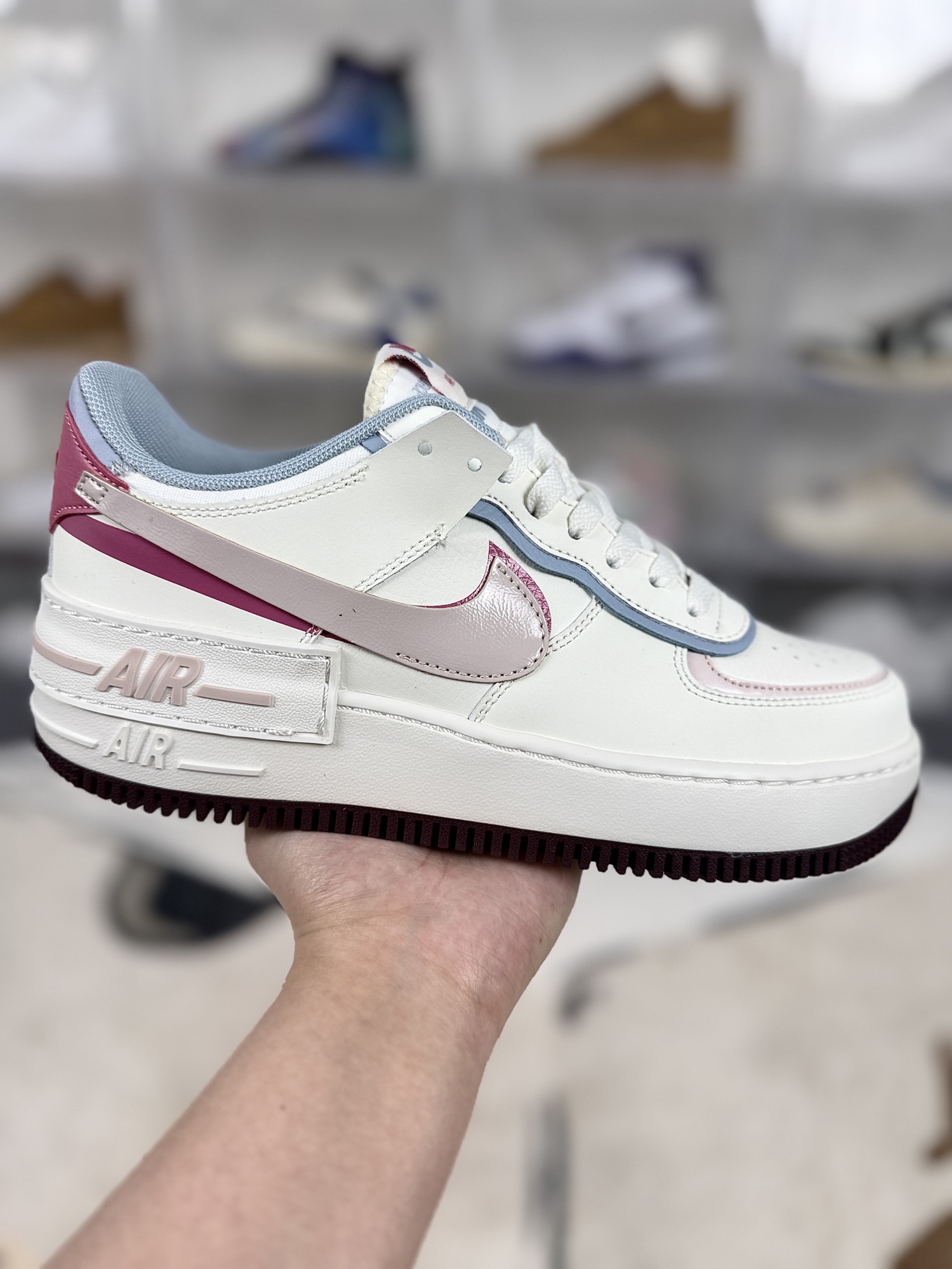 本地💰140   
▪️L版纯原
Nike Air Force1 shadow "Valentine’s Day" 情人节限定情侣款 舒适贴合 低帮 板鞋 女款 白色 空军马卡龙
▪️尺码：35.5-42（35.5 36 36.5 37.5 38 38.5 39 40 40.5 41 42）
▪️货号：IQ9803-161
▪️ Nike AF1 Shadow 运动鞋为经典设计注入玩味元素。分层结构、加大中底及双重品牌标志，充份彰显 AF1 风格。Air Force1于1982年推出，由Nike公司的传奇设计师Bruce Kilgore设计，他摒弃了老旧的帆布鞋风格，突破性的使用內嵌式Air sole气垫缓震系统，并将其与横跨复古与现代的外型结合，造就出风靡全球三十多年的Air force1，直到今天还深受青睐。