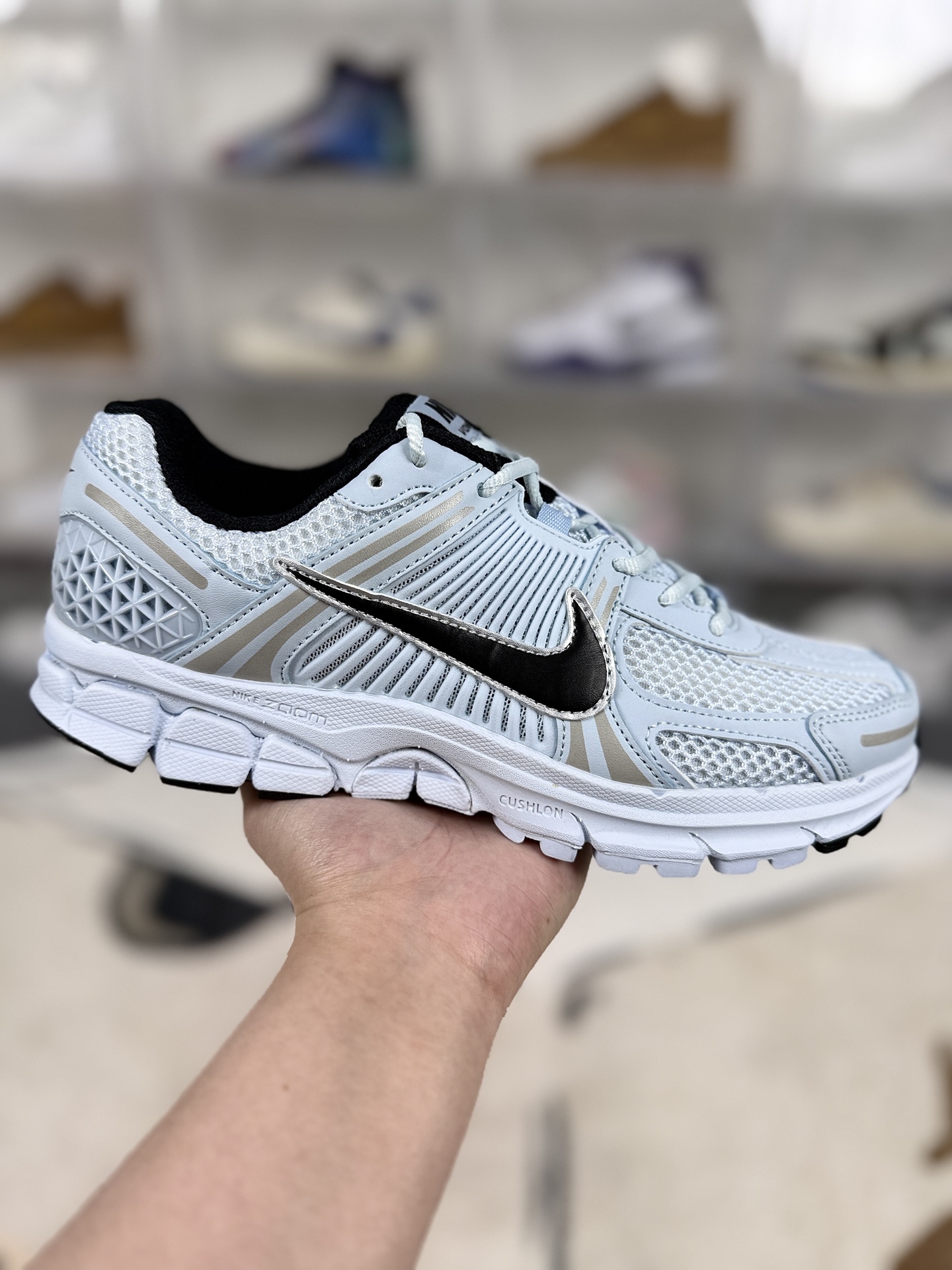 本地💰160
▪️匠心纯原 原厂四层组合底
Nike Air Zoom Vomero 5 防滑耐磨透气 低帮 休闲训练城市通勤跑步鞋 男女同款 雾霾蓝
▪️尺码:35.5-46(35.5 36 36.5 37.5 38 38.5 39 40 40.5 41 42 42.5 43 44 44.5 45 46)
▪️货号:FJ2028-401
▪️Nike Air Zoom Vomero 5是一款融合复古美学与现代科技的运动鞋。采用复古未来主义设计语言,鞋面由网眼布与合成材质拼接,结合皮革元素,营造层次感与精致感。后跟采用Zoom XReact泡棉,前掌搭载Air Zoom气垫,提供出色的缓震与回弹性能,实现快速离地。后跟中足有TPU贴片,侧边塑料鞋笼增强稳定性,外底橡胶贴片提升抓地力。独特鞋底轮廓、侧面Swoosh标志及塑料鞋笼设计,兼具时尚感与功能性,适合健身房或街头穿搭。