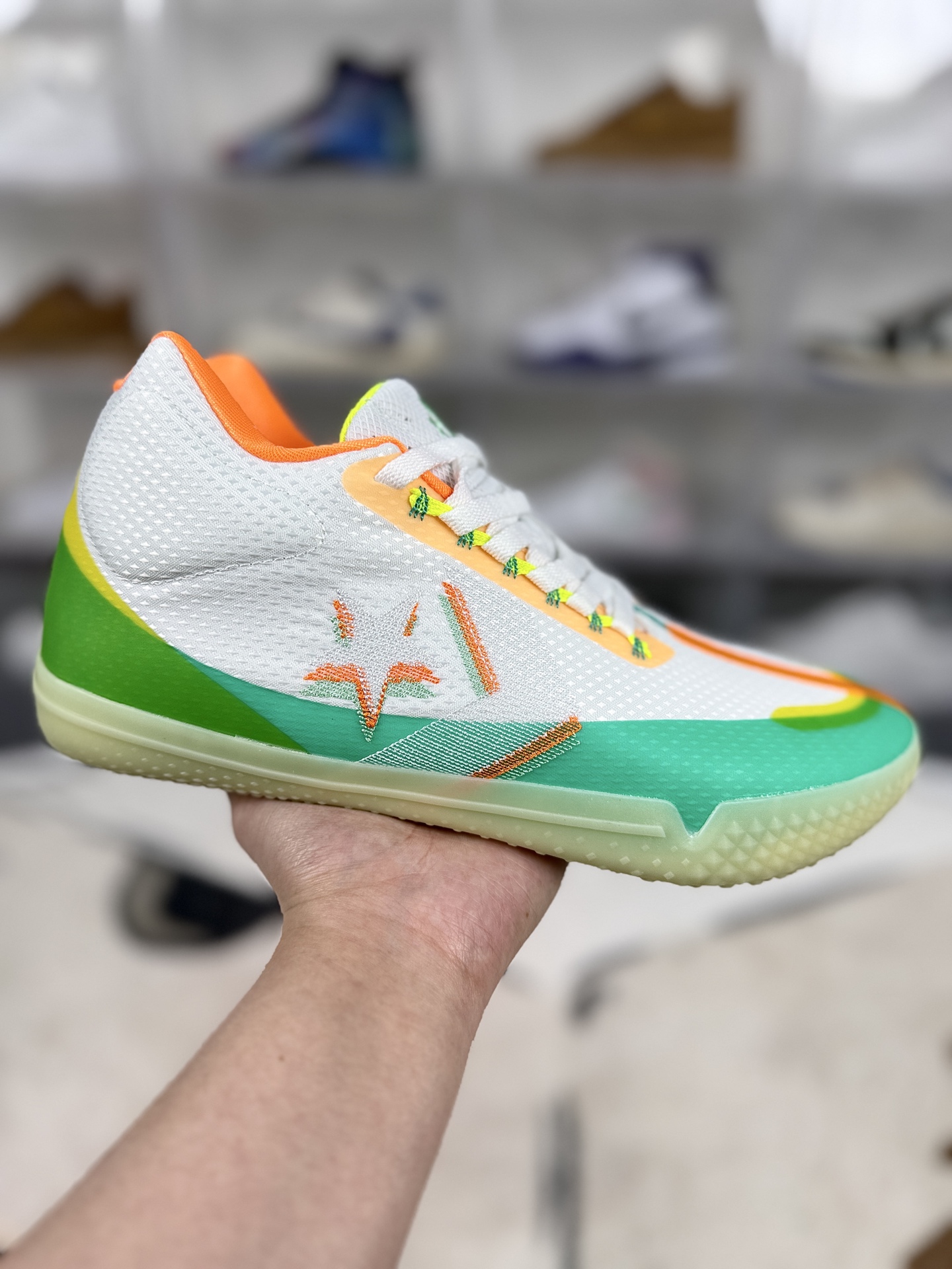 ‼️福利清仓特价原本地260 现特价  
▪️私人纯原订单
Converse All Star BB Evo 圆头 织物合成革 减震防滑耐磨包裹性支撑 低帮 实战篮球鞋 男女同款 白绿
▪️尺码：39-46（39 40 40.5 41 42 42.5 43 44 44.5 45 46）
▪️货号：169511C
▪️Converse All Star Pro BB是匡威（Converse）于2019年正式回归专业篮球鞋领域的首款产品，融合了匡威经典设计与耐克（Nike）的科技支持。延续了匡威All Star系列的经典轮廓，保留了高帮设计、帆布鞋面以及鞋舌处的圆形盾标，同时融入了现代篮球鞋的元素，如鞋面外侧的“星箭”logo（致敬经典Pro Leather系列）、透明热压加固材质以及扁平鞋带设计，整体造型既具有复古情怀，又不失现代感。采用Nike React缓震科技，鞋垫与中底合为一体，形成可抽取式的模块化设计。全掌React材质提供了柔软且富有韧性的脚感，能够有效吸收冲击力，适合小体重或中等体重的球员在日常训练或轻度比赛中穿着。鞋面主要由QuadFit织物和帆布材质拼接而成，QuadFit织物具有轻薄、透气的特点，能够贴合脚型并减少摩擦，同时帆布材质则提供了额外的耐用性和复古质感。部分区域（如鞋头、鞋带孔和接缝处）采用热压材质加固，增强了鞋面的稳定性。外底采用透明水晶底，搭配大小各异的菱形凸起纹路，在室内木地板场地的抓地性能表现出色，能够提供良好的摩擦力，减少侧滑现象。适合小体重或中等体重的后卫、锋线球员，以及对篮球鞋的时尚外观有较高要求的消费者。