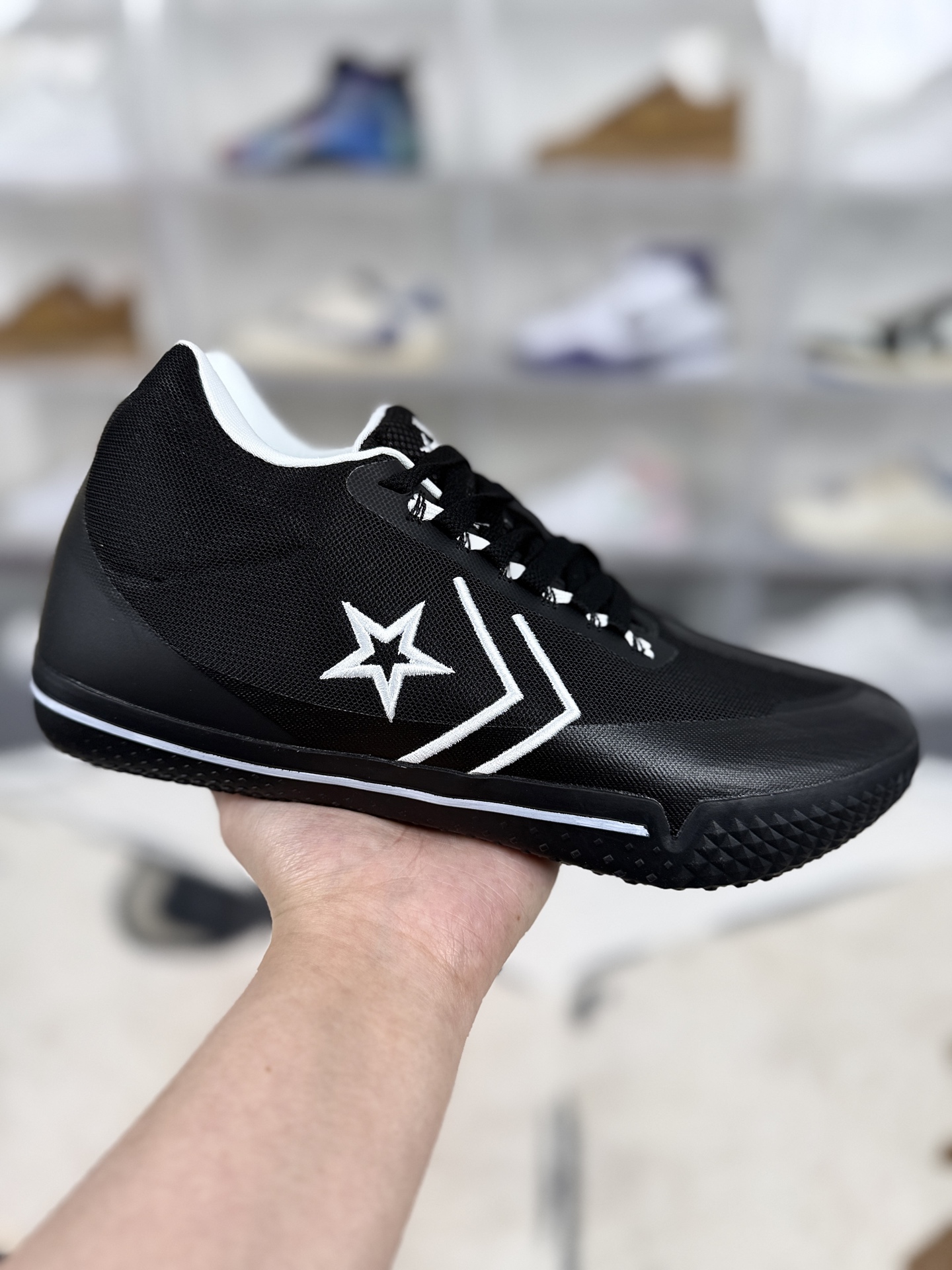 ‼️福利清仓特价原本地260 现特价
▪️私人纯原订单
Converse All Star BB Evo 圆头 织物合成革 减震防滑耐磨包裹性支撑 低帮 实战篮球鞋 男女同款 黑白
▪️尺码:39-46(39 40 40.5 41 42 42.5 43 44 44.5 45 46)
▪️货号:171311C
▪️Converse All Star Pro BB是匡威(Converse)于2019年正式回归专业篮球鞋领域的首款产品,融合了匡威经典设计与耐克(Nike)的科技支持。延续了匡威All Star系列的经典轮廓,保留了高帮设计、帆布鞋面以及鞋舌处的圆形盾标,同时融入了现代篮球鞋的元素,如鞋面外侧的“星箭”logo(致敬经典Pro Leather系列)、透明热压加固材质以及扁平鞋带设计,整体造型既具有复古情怀,又不失现代感。采用Nike React缓震科技,鞋垫与中底合为一体,形成可抽取式的模块化设计。全掌React材质提供了柔软且富有韧性的脚感,能够有效吸收冲击力,适合小体重或中等体重的球员在日常训练或轻度比赛中穿着。鞋面主要由QuadFit织物和帆布材质拼接而成,QuadFit织物具有轻薄、透气的特点,能够贴合脚型并减少摩擦,同时帆布材质则提供了额外的耐用性和复古质感。部分区域(如鞋头、鞋带孔和接缝处)采用热压材质加固,增强了鞋面的稳定性。外底采用透明水晶底,搭配大小各异的菱形凸起纹路,在室内木地板场地的抓地性能表现出色,能够提供良好的摩擦力,减少侧滑现象。适合小体重或中等体重的后卫、锋线球员,以及对篮球鞋的时尚外观有较高要求的消费者。