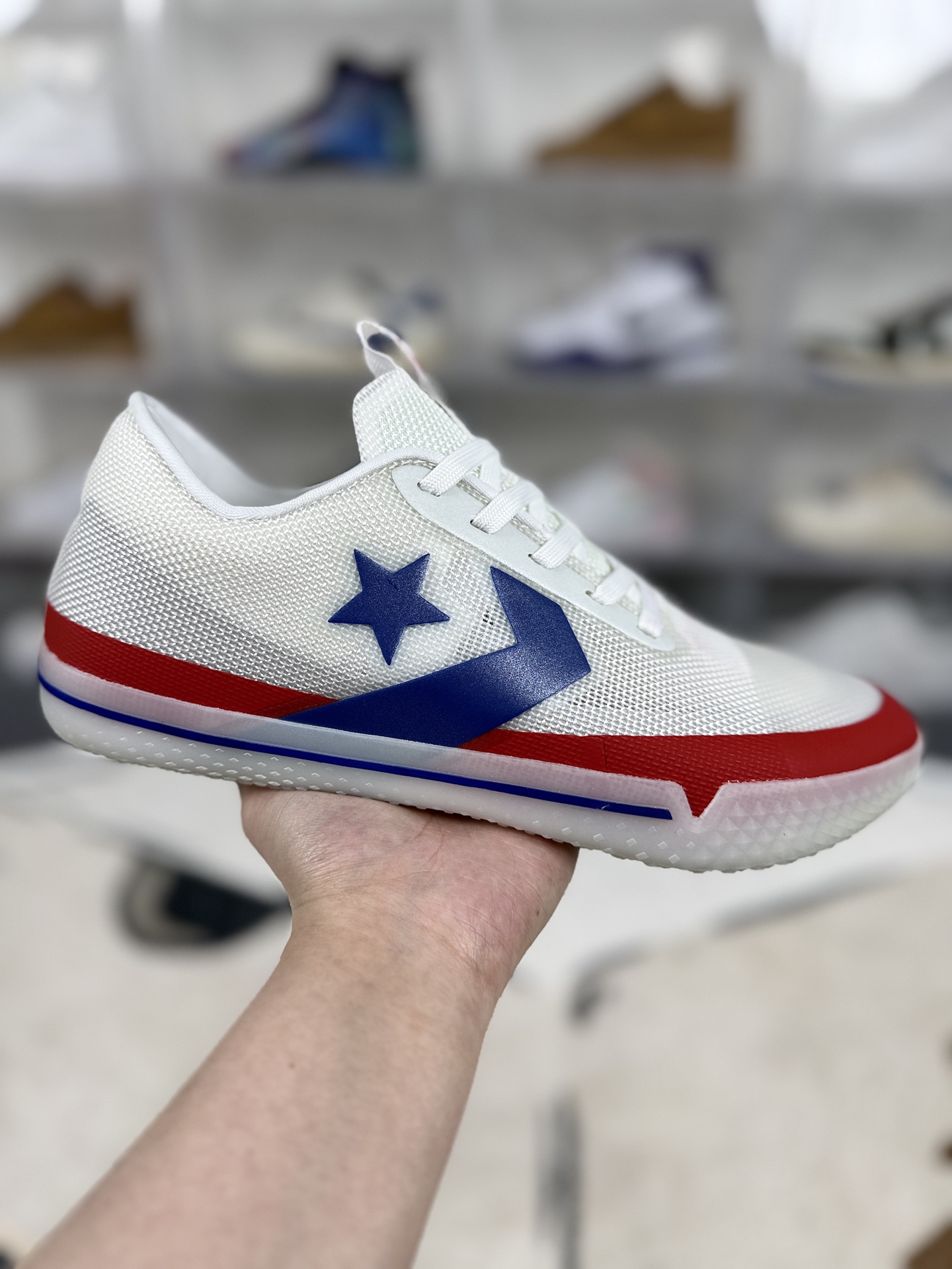 ‼️福利清仓特价原本地260 现特价  
▪️私人纯原订单
Converse All Star BB Evo 圆头 织物合成革 减震防滑耐磨包裹性支撑 低帮 实战篮球鞋 男女同款 白蓝红
▪️尺码：39-46（39 40 40.5 41 42 42.5 43 44 44.5 45 46）
▪️货号：167292C
▪️Converse All Star Pro BB是匡威（Converse）于2019年正式回归专业篮球鞋领域的首款产品，融合了匡威经典设计与耐克（Nike）的科技支持。延续了匡威All Star系列的经典轮廓，保留了高帮设计、帆布鞋面以及鞋舌处的圆形盾标，同时融入了现代篮球鞋的元素，如鞋面外侧的“星箭”logo（致敬经典Pro Leather系列）、透明热压加固材质以及扁平鞋带设计，整体造型既具有复古情怀，又不失现代感。采用Nike React缓震科技，鞋垫与中底合为一体，形成可抽取式的模块化设计。全掌React材质提供了柔软且富有韧性的脚感，能够有效吸收冲击力，适合小体重或中等体重的球员在日常训练或轻度比赛中穿着。鞋面主要由QuadFit织物和帆布材质拼接而成，QuadFit织物具有轻薄、透气的特点，能够贴合脚型并减少摩擦，同时帆布材质则提供了额外的耐用性和复古质感。部分区域（如鞋头、鞋带孔和接缝处）采用热压材质加固，增强了鞋面的稳定性。外底采用透明水晶底，搭配大小各异的菱形凸起纹路，在室内木地板场地的抓地性能表现出色，能够提供良好的摩擦力，减少侧滑现象。适合小体重或中等体重的后卫、锋线球员，以及对篮球鞋的时尚外观有较高要求的消费者。