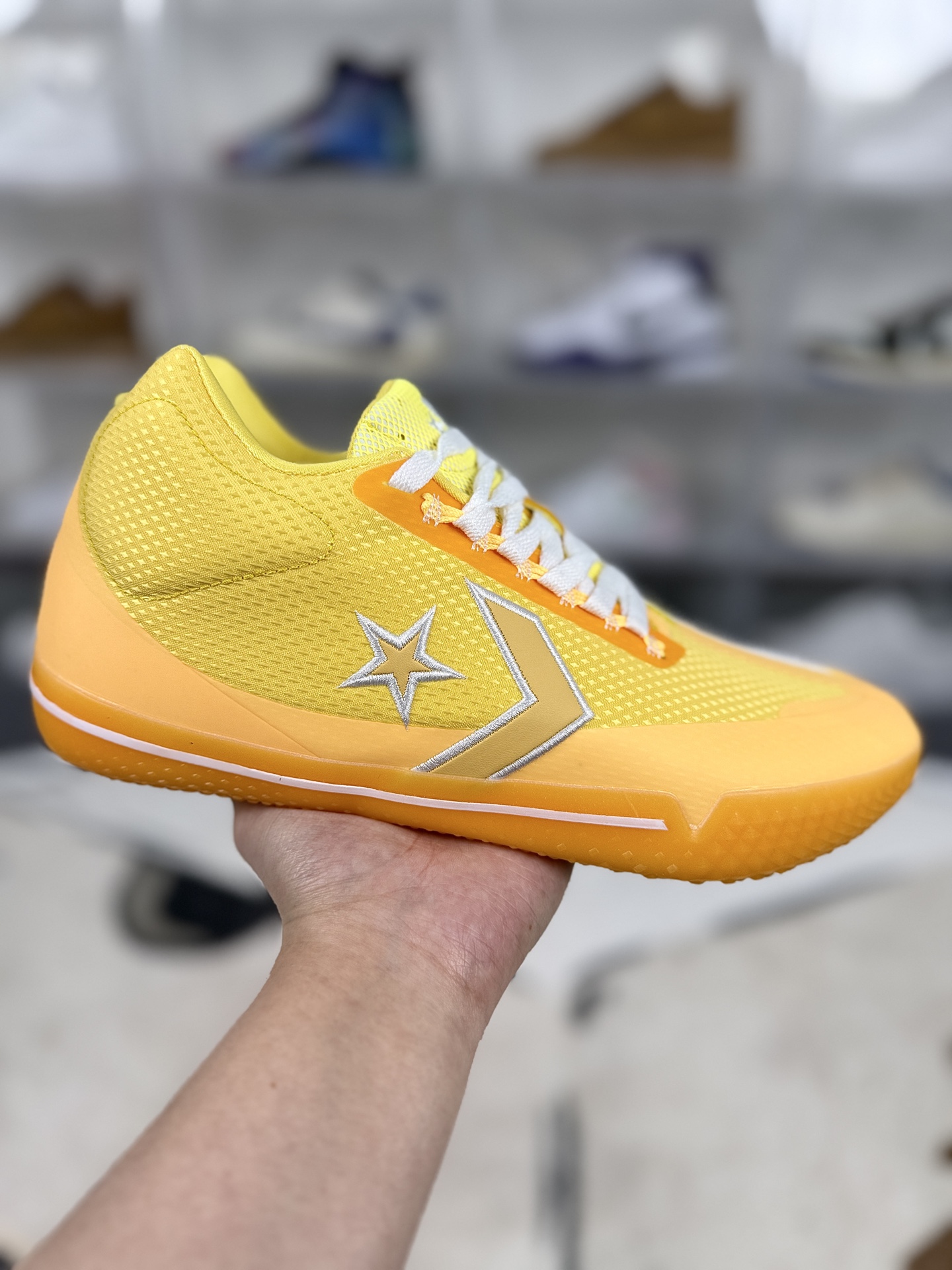 ‼️福利清仓特价原本地260 现特价
▪️私人纯原订单
Converse All Star BB Evo 圆头 织物合成革 减震防滑耐磨包裹性支撑 低帮 实战篮球鞋 男女同款 银杏黄
▪️尺码:39-46(39 40 40.5 41 42 42.5 43 44 44.5 45 46)
▪️货号:171227C
▪️Converse All Star Pro BB是匡威(Converse)于2019年正式回归专业篮球鞋领域的首款产品,融合了匡威经典设计与耐克(Nike)的科技支持。延续了匡威All Star系列的经典轮廓,保留了高帮设计、帆布鞋面以及鞋舌处的圆形盾标,同时融入了现代篮球鞋的元素,如鞋面外侧的“星箭”logo(致敬经典Pro Leather系列)、透明热压加固材质以及扁平鞋带设计,整体造型既具有复古情怀,又不失现代感。采用Nike React缓震科技,鞋垫与中底合为一体,形成可抽取式的模块化设计。全掌React材质提供了柔软且富有韧性的脚感,能够有效吸收冲击力,适合小体重或中等体重的球员在日常训练或轻度比赛中穿着。鞋面主要由QuadFit织物和帆布材质拼接而成,QuadFit织物具有轻薄、透气的特点,能够贴合脚型并减少摩擦,同时帆布材质则提供了额外的耐用性和复古质感。部分区域(如鞋头、鞋带孔和接缝处)采用热压材质加固,增强了鞋面的稳定性。外底采用透明水晶底,搭配大小各异的菱形凸起纹路,在室内木地板场地的抓地性能表现出色,能够提供良好的摩擦力,减少侧滑现象。适合小体重或中等体重的后卫、锋线球员,以及对篮球鞋的时尚外观有较高要求的消费者。