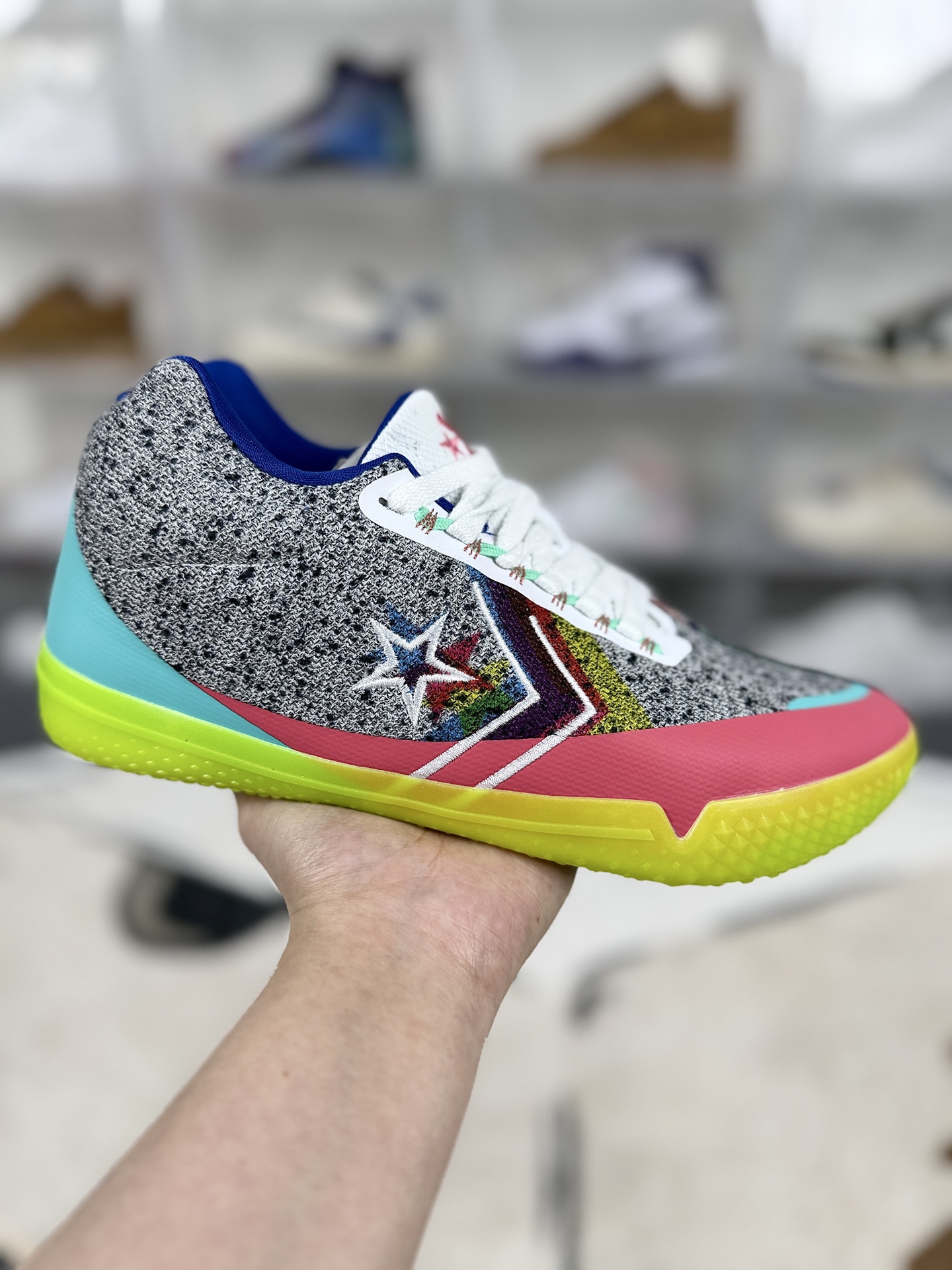 ‼️福利清仓特价原本地260 现特价
▪️私人纯原订单
NBA x Converse All Star BB Evo 联名款 圆头系带 织物合成革TPU 减震防滑耐磨包裹性支撑 低帮 实战篮球鞋 男女同款 灰粉黄
▪️尺码:39-46(39 40 40.5 41 42 42.5 43 44 44.5 45 46)
▪️货号:171309C
▪️Converse All Star Pro BB是匡威(Converse)于2019年正式回归专业篮球鞋领域的首款产品,融合了匡威经典设计与耐克(Nike)的科技支持。延续了匡威All Star系列的经典轮廓,保留了高帮设计、帆布鞋面以及鞋舌处的圆形盾标,同时融入了现代篮球鞋的元素,如鞋面外侧的“星箭”logo(致敬经典Pro Leather系列)、透明热压加固材质以及扁平鞋带设计,整体造型既具有复古情怀,又不失现代感。采用Nike React缓震科技,鞋垫与中底合为一体,形成可抽取式的模块化设计。全掌React材质提供了柔软且富有韧性的脚感,能够有效吸收冲击力,适合小体重或中等体重的球员在日常训练或轻度比赛中穿着。鞋面主要由QuadFit织物和帆布材质拼接而成,QuadFit织物具有轻薄、透气的特点,能够贴合脚型并减少摩擦,同时帆布材质则提供了额外的耐用性和复古质感。部分区域(如鞋头、鞋带孔和接缝处)采用热压材质加固,增强了鞋面的稳定性。外底采用透明水晶底,搭配大小各异的菱形凸起纹路,在室内木地板场地的抓地性能表现出色,能够提供良好的摩擦力,减少侧滑现象。适合小体重或中等体重的后卫、锋线球员,以及对篮球鞋的时尚外观有较高要求的消费者。