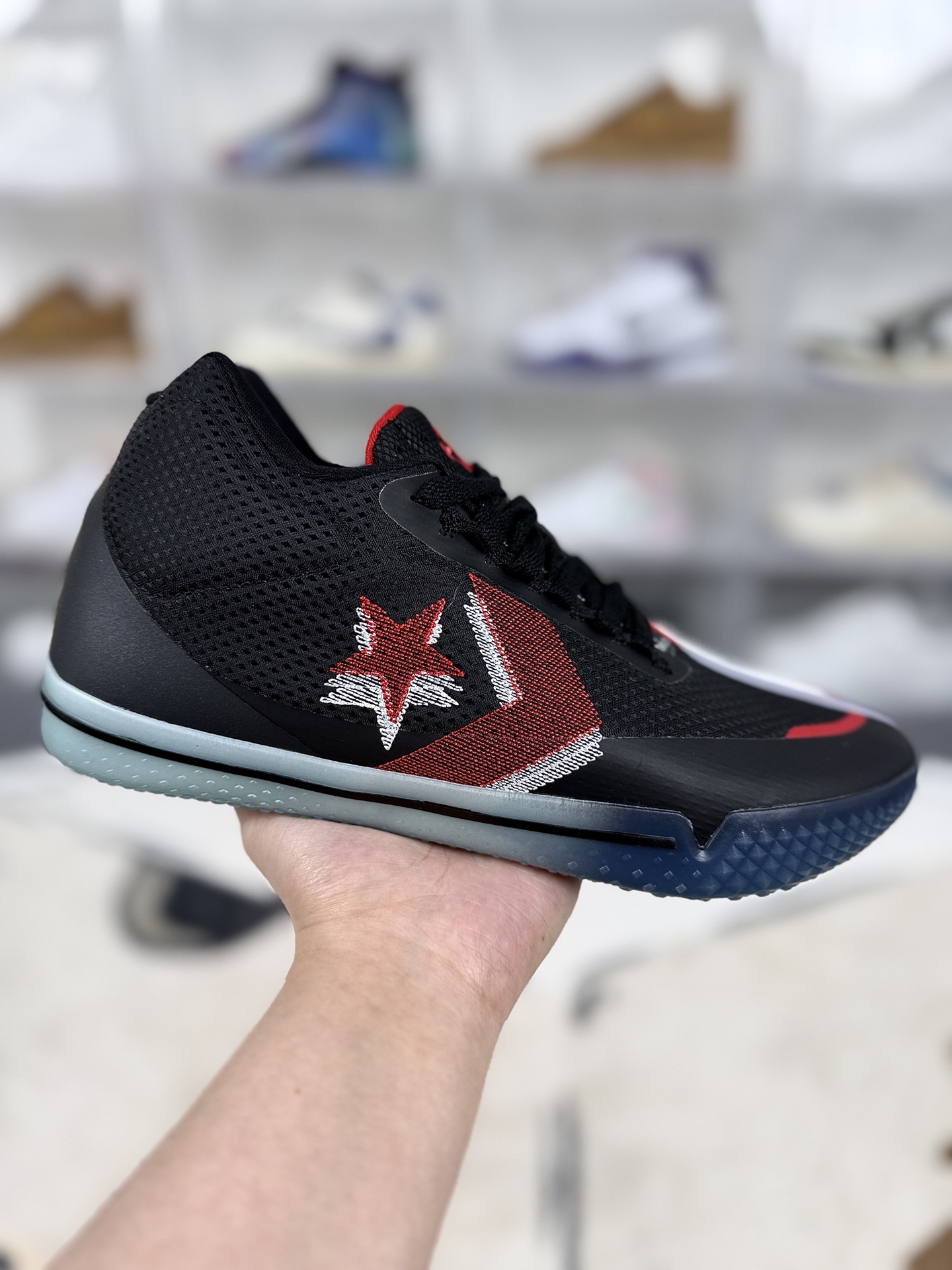 ‼️福利清仓特价原本地260 现特价  
▪️私人纯原订单
Converse All Star Pro BB 舒适百搭 低帮 实战篮球鞋 男女同款 黑白阴阳
▪️尺码：39-46（39 40 40.5 41 42 42.5 43 44 44.5 45 46）
▪️货号：168916C
▪️Converse All Star Pro BB是匡威（Converse）于2019年正式回归专业篮球鞋领域的首款产品，融合了匡威经典设计与耐克（Nike）的科技支持。延续了匡威All Star系列的经典轮廓，保留了高帮设计、帆布鞋面以及鞋舌处的圆形盾标，同时融入了现代篮球鞋的元素，如鞋面外侧的“星箭”logo（致敬经典Pro Leather系列）、透明热压加固材质以及扁平鞋带设计，整体造型既具有复古情怀，又不失现代感。采用Nike React缓震科技，鞋垫与中底合为一体，形成可抽取式的模块化设计。全掌React材质提供了柔软且富有韧性的脚感，能够有效吸收冲击力，适合小体重或中等体重的球员在日常训练或轻度比赛中穿着。鞋面主要由QuadFit织物和帆布材质拼接而成，QuadFit织物具有轻薄、透气的特点，能够贴合脚型并减少摩擦，同时帆布材质则提供了额外的耐用性和复古质感。部分区域（如鞋头、鞋带孔和接缝处）采用热压材质加固，增强了鞋面的稳定性。外底采用透明水晶底，搭配大小各异的菱形凸起纹路，在室内木地板场地的抓地性能表现出色，能够提供良好的摩擦力，减少侧滑现象。适合小体重或中等体重的后卫、锋线球员，以及对篮球鞋的时尚外观有较高要求的消费者。