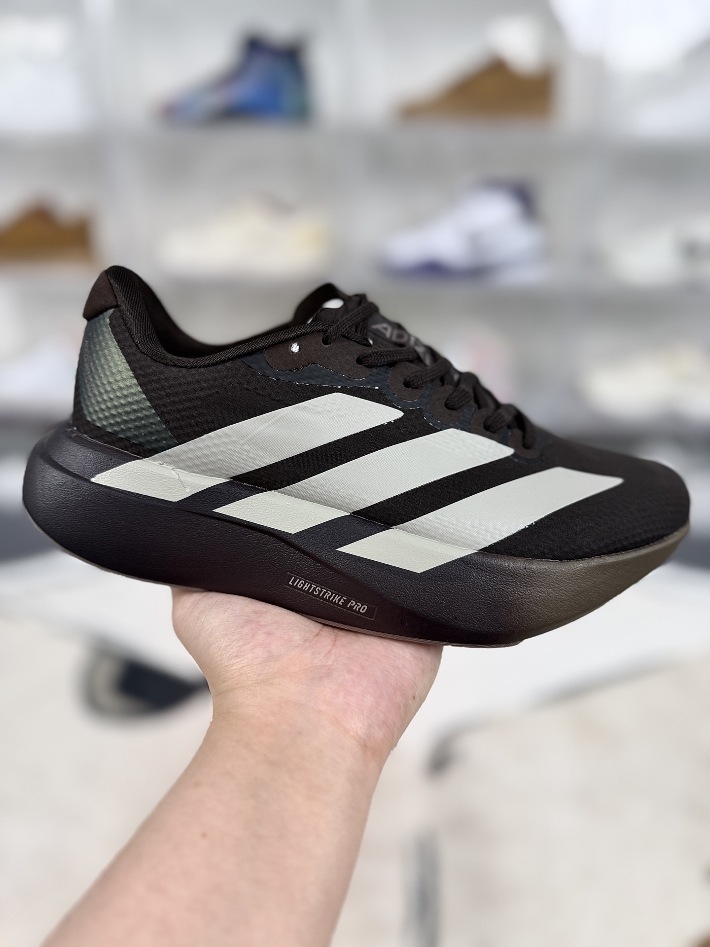 ▪️QD版本 adidas Adizero Evo SL Wove 舒适百搭 低帮跑步鞋 男女款 褐色 ▪️ (36 362⁄3 371⁄3 38 382⁄3 391⁄3 40 402⁄3 411⁄3 42 422⁄3 431⁄3 44 442⁄3 451⁄3) ▪️货号:KJ2002 ▪️Adizero Evo SL跑步鞋是阿迪达斯推出的一款备受瞩目的超轻跑鞋.这款鞋以其超轻量化设计脱颖而出,成为跑者的理想选择,尤其适合竞速训练和日常训练.搭载了Lightstrike Pro技术的中底纤维泡棉,这一技术通过采用更轻盈、更富弹性的泡棉材质,为跑者提供了出色的缓震和回弹效果,让每一步都充满力量且轻松顺畅.无论是在长距离的慢跑还是高强度的冲刺跑中,都能感受到明显的缓震效果.鞋底采用了ContinentalTM马牌橡胶大底,这种设计确保了优异的抓地力和耐磨性,让跑者在各种地形中都能保持稳定.Adizero Evo SL的鞋面选用了轻质透气的材料,显著提升了跑步过程中的通风效果.鞋底的设计注重了耐磨性和抓地力的平衡.厚实的马牌橡胶大底不仅提供了稳定的支撑,还确保了在各种地面上的出色抓地效果.Adizero Evo SL适合各种训练和日常穿着.无论是有氧慢跑、节奏跑还是速度训练,这款鞋都能提供令人满意的性能支撑.