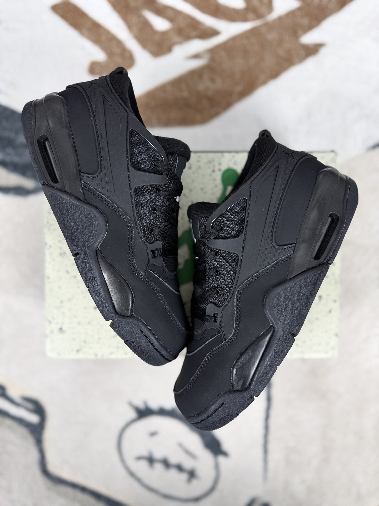 ▪️JM版本 Jordan Air Jordan 4 RM "Black Cat" 舒适百搭 低帮 复古篮球鞋 男女同款 黑猫 AJ4低帮 ▪️ (36 36.5 37.5 38 38.5 39 40 40.5 41 42 42.5 43 44 44.5 45) ▪️货号:FQ7939-004/FQ7938-004 ▪️AJ4 RM低帮复古篮球鞋相较于传统的AJ4,采用了低帮剪裁,这种设计不仅提升了鞋子的灵活性,还为脚踝提供了更多的自由空间,使得穿着更加舒适.鞋面采用了尼龙网布、翻毛皮与橡胶框架的组合设计,这种拼接方式不仅展现了鞋子的质感,还增强了鞋子的透气性和耐用性.中底设计以米白色与暗红色为主,后跟处则回归了经典的Nike Air Logo,为整体造型增添了一丝经典韵味.AJ4 RM搭载了全掌橡胶底和后掌Air Sole气柱,这种设计提供了出色的缓震效果,有效减轻了运动时的冲击,保护了脚踝和膝盖.橡胶外底的抓地力强,提供了稳定的支撑,适合各种运动场地,无论是室内还是室外,都能展现出良好的运动表现.