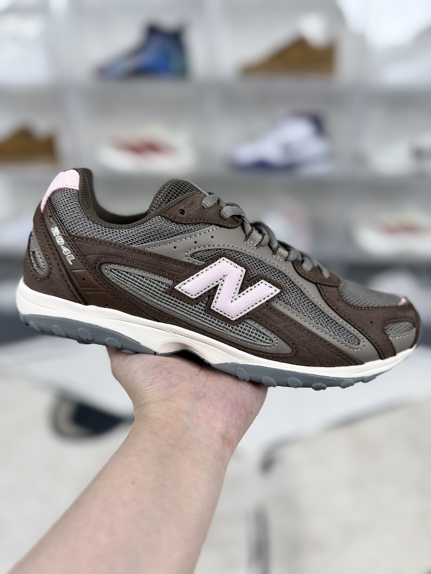 ▪️Z版纯原 New Balance NB U204L 薄底 德训miu系 耐磨轻便 低帮 生活休闲鞋 男女同款 棕粉 新百伦 ▪️ (36 37 37.5 38 38.5 39.5 40 40.5 41.5 42 42.5 43 44 44.5 45 46.5 47) ▪️货号:U204L273 ▪️New Balance 204L 是一款经典而又时尚的运动鞋.采用高品质的材料制作,鞋面设计既透气又舒适,能够很好地贴合脚型.中底搭载品牌特有的缓震技术,提供出色的缓冲效果,保护双脚在运动过程中免受冲击.大底则选用耐磨材料,抓地力强,确保在各种地形上的稳定性.外观设计简约大方,配色多样,适合日常穿搭或运动健身.