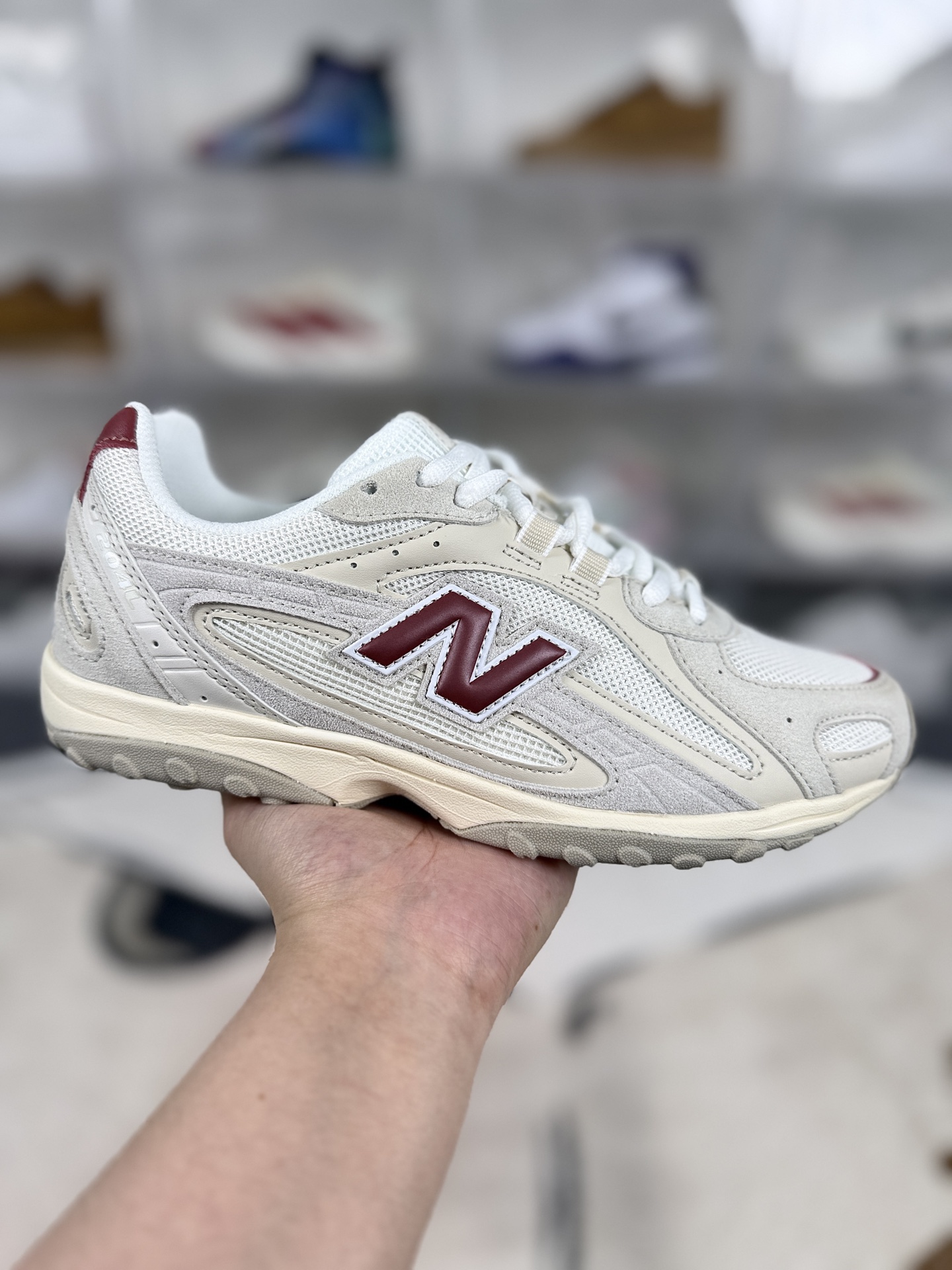▪️Z版纯原 New Balance NB U204L 薄底 德训miu系 耐磨轻便 低帮 生活休闲鞋 男女同款 白红 新百伦 ▪️ (36 37 37.5 38 38.5 39.5 40 40.5 41.5 42 42.5 43 44 44.5 45 46.5 47) ▪️货号:U204L1ZH-D ▪️New Balance 204L 是一款经典而又时尚的运动鞋.采用高品质的材料制作,鞋面设计既透气又舒适,能够很好地贴合脚型.中底搭载品牌特有的缓震技术,提供出色的缓冲效果,保护双脚在运动过程中免受冲击.大底则选用耐磨材料,抓地力强,确保在各种地形上的稳定性.外观设计简约大方,配色多样,适合日常穿搭或运动健身.