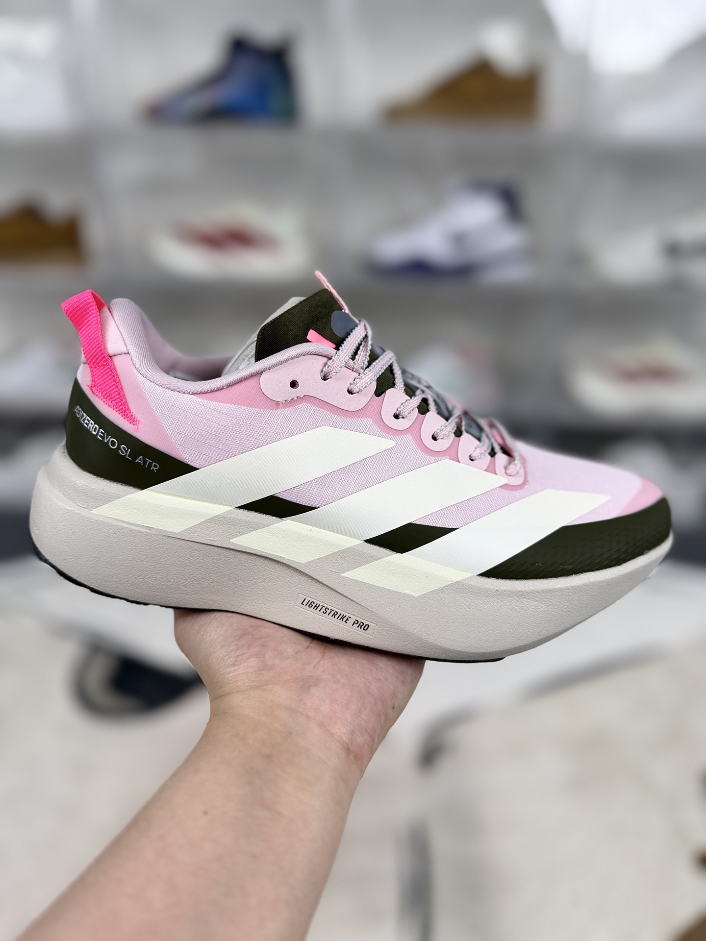 ▪️QD版本 adidas Adizero Evo SL ATR 舒适百搭耐磨透气 低帮 马拉松训练竞速跑步鞋 男女款 粉色 ▪️ (36 362⁄3 371⁄3 38 382⁄3 391⁄3 40 402⁄3 411⁄3 42 422⁄3 431⁄3 44 442⁄3 451⁄3) ▪️货号:KI5140 ▪️Adizero Evo SL ATR跑步鞋是阿迪达斯推出的一款备受瞩目的户外超轻跑鞋.这款鞋以其超轻量化设计脱颖而出,成为跑者的理想选择,尤其适合竞速训练和日常训练.搭载了Lightstrike Pro技术的中底纤维泡棉,这一技术通过采用更轻盈、更富弹性的泡棉材质,为跑者提供了出色的缓震和回弹效果,让每一步都充满力量且轻松顺畅.无论是在长距离的慢跑还是高强度的冲刺跑中,都能感受到明显的缓震效果.外底采用Continental马牌橡胶,搭配1.5毫米鞋钉,结合独特的纹路设计,可在湿滑、泥泞等多种户外地形上提供可靠的抓地力,确保跑步安全稳定.Adizero Evo SL ATR的鞋面采用格子布梭织网眼布,兼具透气性和耐用性,能快速排出鞋内湿气,保持脚部干爽.同时,鞋头部位增加防泼水处理,可抵御轻度雨水或潮湿环境.鞋底的设计注重了耐磨性和抓地力的平衡.厚实的马牌橡胶大底不仅提供了稳定的支撑,还确保了在各种地面上的出色抓地效果.Adizero Evo SL ATR适合各种训练和日常穿着.无论是有氧慢跑、节奏跑还是速度训练,这款鞋都能提供令人满意的性能支撑.