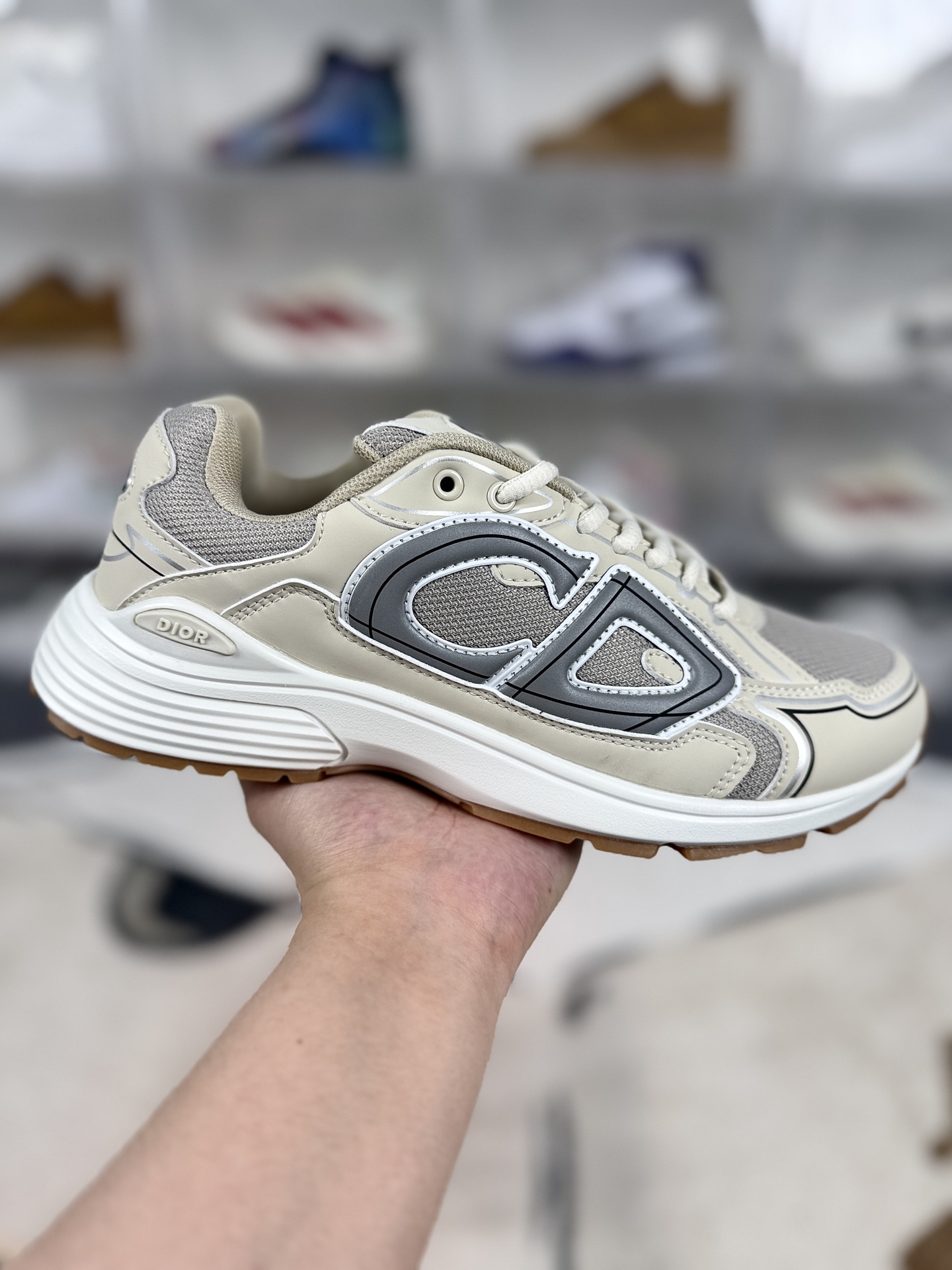 ▪️QC版本 DIOR迪奥 B30 CD鞋 简约系带 跑鞋 低帮 生活休闲鞋 男款 奶油白色 ▪️ (36 37 38 39 40 41 42 43 44 45 46) ▪️货号:3SN279ZMA_H161 ▪️DIOR迪奥B30CD鞋是品牌旗下融合时尚与运动元素的鞋履系列.采用“老爹鞋”(DadShoes)风格,结合古典优雅与街头休闲元素,线条流畅,造型兼具复古与现代感.鞋履两侧、鞋底及鞋跟处饰有反光材质的“CD”标识,代表“ChristianDior”,成为视觉焦点,增添时尚亮点.鞋面多采用超细纤维、网布或科技面料,部分版本搭配皮革拼接,兼顾轻盈质感与透气性.鞋底采用EVA、橡胶混合材质,提供良好缓震和抓地力,部分版本鞋底饰有海军蓝色注塑橡胶镶片,提升细节质感.低帮设计,适合日常休闲、健身或轻度运动场景,穿着舒适,便于搭配阔腿裤、百慕大短裤或运动服饰.B30CD鞋体现了DIOR将奢华时尚与运动功能结合的创新理念,适合追求时尚与舒适平衡的消费者.