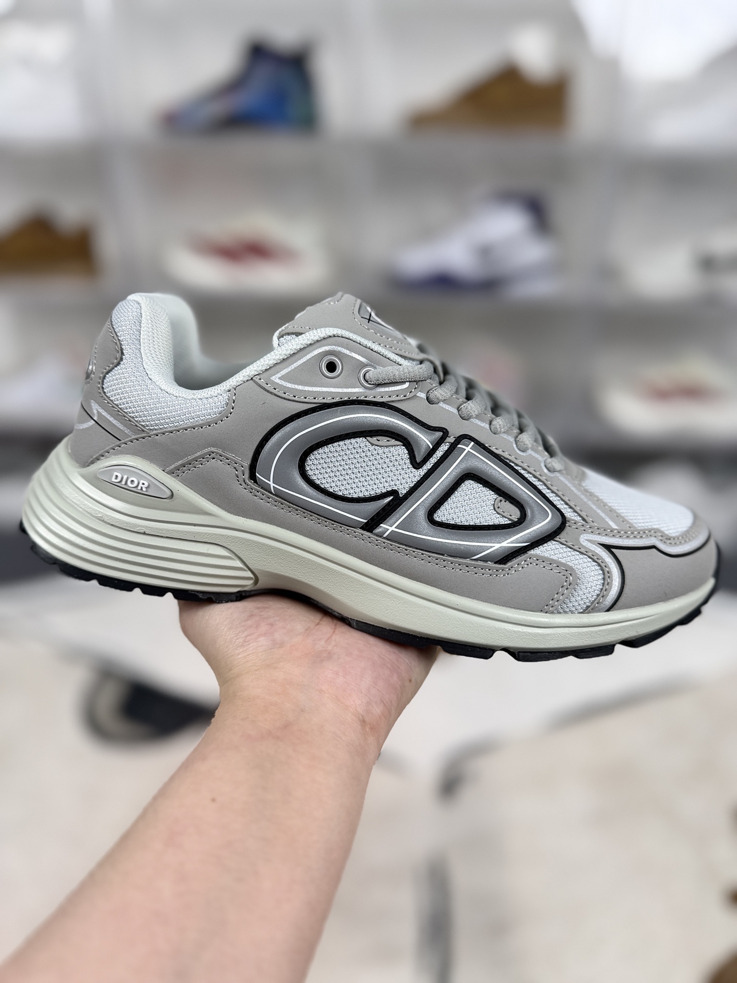 ▪️QC版本 DIOR迪奥 B30 CD鞋 简约系带 跑鞋 低帮 生活休闲鞋 男女款 灰色 ▪️ (36 37 38 39 40 41 42 43 44 45 46) ▪️货号:3SN279ZRD_H868 ▪️DIOR迪奥B30CD鞋是品牌旗下融合时尚与运动元素的鞋履系列.采用“老爹鞋”(DadShoes)风格,结合古典优雅与街头休闲元素,线条流畅,造型兼具复古与现代感.鞋履两侧、鞋底及鞋跟处饰有反光材质的“CD”标识,代表“ChristianDior”,成为视觉焦点,增添时尚亮点.鞋面多采用超细纤维、网布或科技面料,部分版本搭配皮革拼接,兼顾轻盈质感与透气性.鞋底采用EVA、橡胶混合材质,提供良好缓震和抓地力,部分版本鞋底饰有海军蓝色注塑橡胶镶片,提升细节质感.低帮设计,适合日常休闲、健身或轻度运动场景,穿着舒适,便于搭配阔腿裤、百慕大短裤或运动服饰.B30CD鞋体现了DIOR将奢华时尚与运动功能结合的创新理念,适合追求时尚与舒适平衡的消费者.