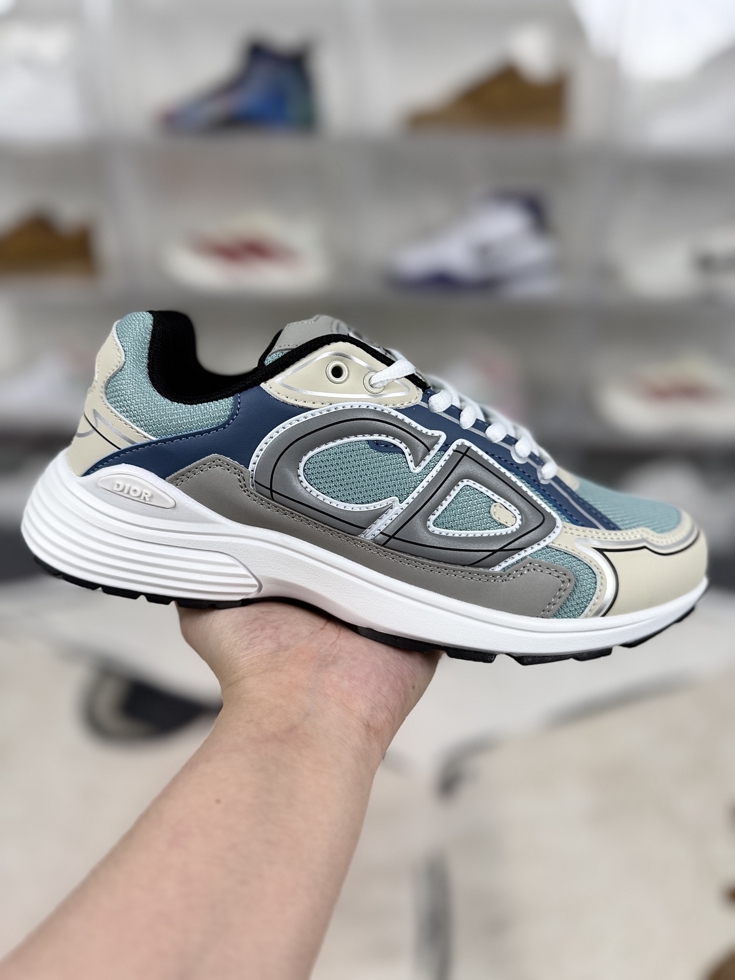 ▪️QC版本 DIOR迪奥 B30 CD鞋 简约系带 跑鞋 低帮 生活休闲鞋 男女款 蓝灰 ▪️ (36 37 38 39 40 41 42 43 44 45 46) ▪️货号:3SN279ZRB_H560 ▪️DIOR迪奥B30CD鞋是品牌旗下融合时尚与运动元素的鞋履系列.采用“老爹鞋”(DadShoes)风格,结合古典优雅与街头休闲元素,线条流畅,造型兼具复古与现代感.鞋履两侧、鞋底及鞋跟处饰有反光材质的“CD”标识,代表“ChristianDior”,成为视觉焦点,增添时尚亮点.鞋面多采用超细纤维、网布或科技面料,部分版本搭配皮革拼接,兼顾轻盈质感与透气性.鞋底采用EVA、橡胶混合材质,提供良好缓震和抓地力,部分版本鞋底饰有海军蓝色注塑橡胶镶片,提升细节质感.低帮设计,适合日常休闲、健身或轻度运动场景,穿着舒适,便于搭配阔腿裤、百慕大短裤或运动服饰.B30CD鞋体现了DIOR将奢华时尚与运动功能结合的创新理念,适合追求时尚与舒适平衡的消费者.
