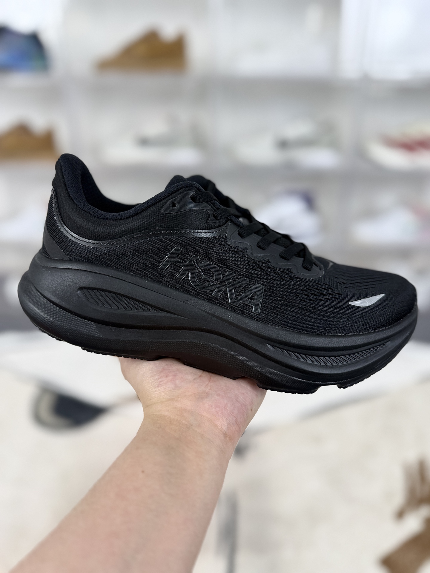 ▪️BA纯原 HOKA ONE ONE Bondi 9 舒适柔软 低帮 休闲长跑跑步鞋 男女款 黑武士 ▪️ (36 36.5 37 38 38.5 39 40 40.5 41 42 42.5 43 44 44.5 45) ▪️货号:1162011-BBLC/1162012-BBLC ▪️HOKA ONE ONE Bondi 9是HOKA品牌旗下经典缓震跑鞋Bondi系列的第九代迭代产品.采用优质超临界发泡EVA中底泡棉,相比前代中底厚度增加2mm,提供更强的缓震性能和保护性,能有效吸收跑步时的冲击力,适合初跑者、大体重跑者或长距离跑者.中底采用升级的几何结构,结合嵌入式鞋床技术,增强稳定性和支撑力,使脚部在运动中更贴合鞋身,减少晃动和摩擦.优化了速度型滚动平衡技术(Meta-Rocker),通过弧形鞋底设计,使跑者从后跟到趾尖的每一步过渡更顺滑流畅,减少能量损耗,提高跑步效率.采用植物纤维工程网纱鞋面,轻盈柔软,贴合脚形,具有良好的延展性和透气性,能有效减少长时间跑步时的汗水积聚,保持脚部干爽.配备3D模塑鞋领和延长拉襻,方便穿脱,同时加强脚踝周围的舒适度.外底采用耐磨橡胶材质,分区式橡胶分布,提供良好的耐磨性和防滑性,适应公路、跑道等多种地形,确保跑步时的抓地力.Bondi9定位为经典缓震跑鞋,适合恢复跑、轻松跑、长距离跑等场景,兼顾舒适性、稳定性和实用性,是HOKA品牌在缓震跑鞋领域的代表性产品之一.