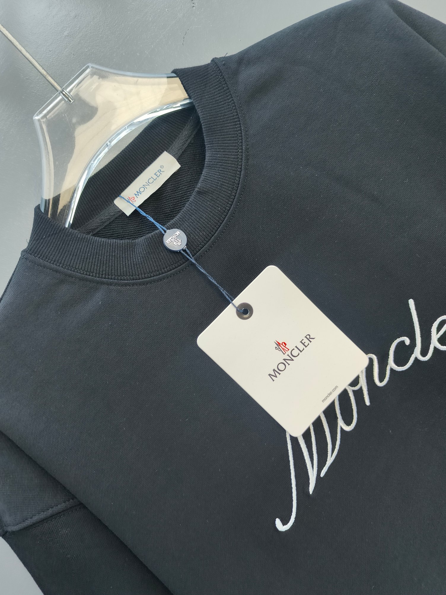 P110✨🔥 
[Moncler 蒙口]
2025秋冬新款刺绣字母圆领卫衣   
高端纯棉双股400克重毛圈布面料
颜色：黑色 白色
尺码：S  M  L  XL  2XL 