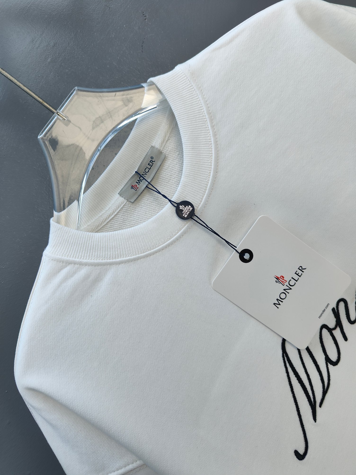 P110✨🔥 
[Moncler 蒙口]
2025秋冬新款刺绣字母圆领卫衣   
高端纯棉双股400克重毛圈布面料
颜色：黑色 白色
尺码：S  M  L  XL  2XL 