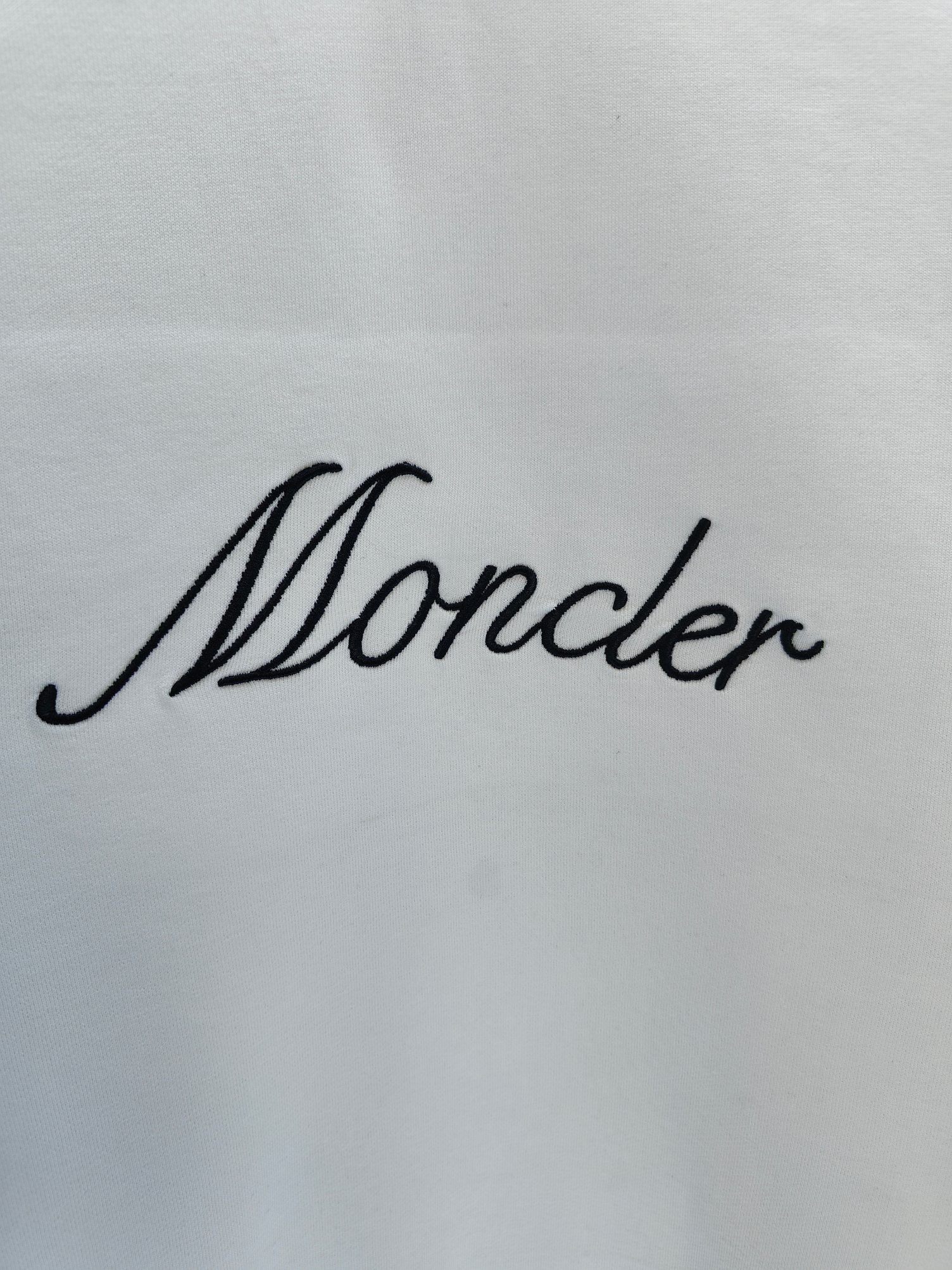 P110✨🔥 
[Moncler 蒙口]
2025秋冬新款刺绣字母圆领卫衣   
高端纯棉双股400克重毛圈布面料
颜色：黑色 白色
尺码：S  M  L  XL  2XL 