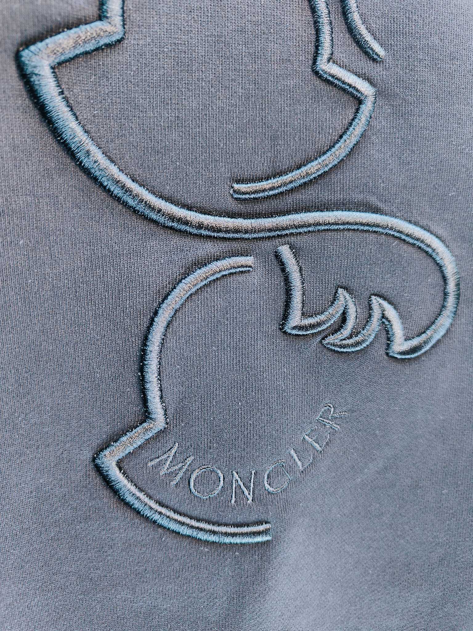 P110✨🔥 
[Moncler 蒙口]
2025秋冬新款刺绣字母圆领卫衣   
高端纯棉双股400克重毛圈布面料
颜色：黑色 白色
尺码：S  M  L  XL  2XL 