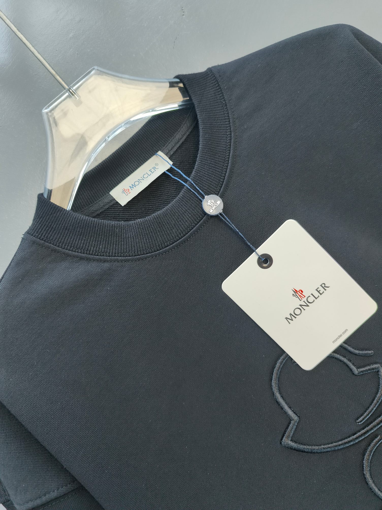 P110✨🔥 
[Moncler 蒙口]
2025秋冬新款刺绣字母圆领卫衣   
高端纯棉双股400克重毛圈布面料
颜色：黑色 白色
尺码：S  M  L  XL  2XL 