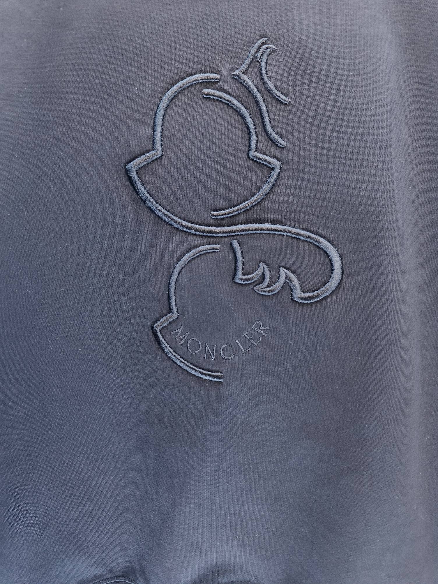 P110✨🔥 
[Moncler 蒙口]
2025秋冬新款刺绣字母圆领卫衣   
高端纯棉双股400克重毛圈布面料
颜色：黑色 白色
尺码：S  M  L  XL  2XL 
