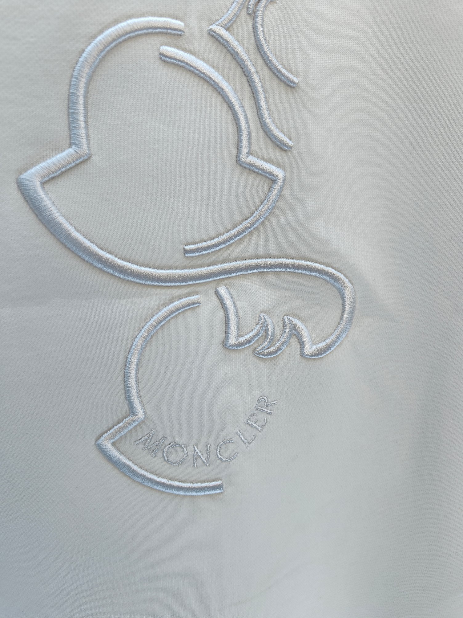 P110✨🔥 
[Moncler 蒙口]
2025秋冬新款刺绣字母圆领卫衣   
高端纯棉双股400克重毛圈布面料
颜色：黑色 白色
尺码：S  M  L  XL  2XL 