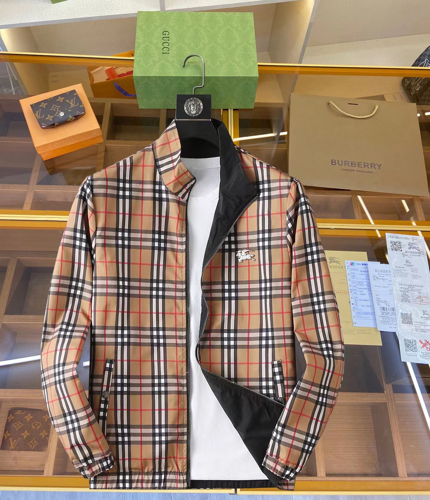 NO:119251,P Burberry double-sided wear, 2025 new men's jacket in the spring, the original single three-standard high-end version!  Customized fabrics for counters are breathable and comfortable, with impeccable details, brand elements design concept, professional purchasing level reflects high quality. The feel is delicate and soft!  It is casually cut, with a great upper body style!  Code number M~XXXL, burberry, jackets & coats, jackets & coats, alexander wang19860909P 巴宝莉 双面穿,2025开春新款男士夹克外套,原单三标齐全高端版本！专柜定制面料 透气舒适度高,细节无可挑剔,品牌元素设计理念,专业代购级体现高品质.手感细腻柔软！呈现休闲裁剪,上身版型超赞！码数M～XXXL,,burberry,jackets & coats,jackets & coats,alexander wang,Men's clothing