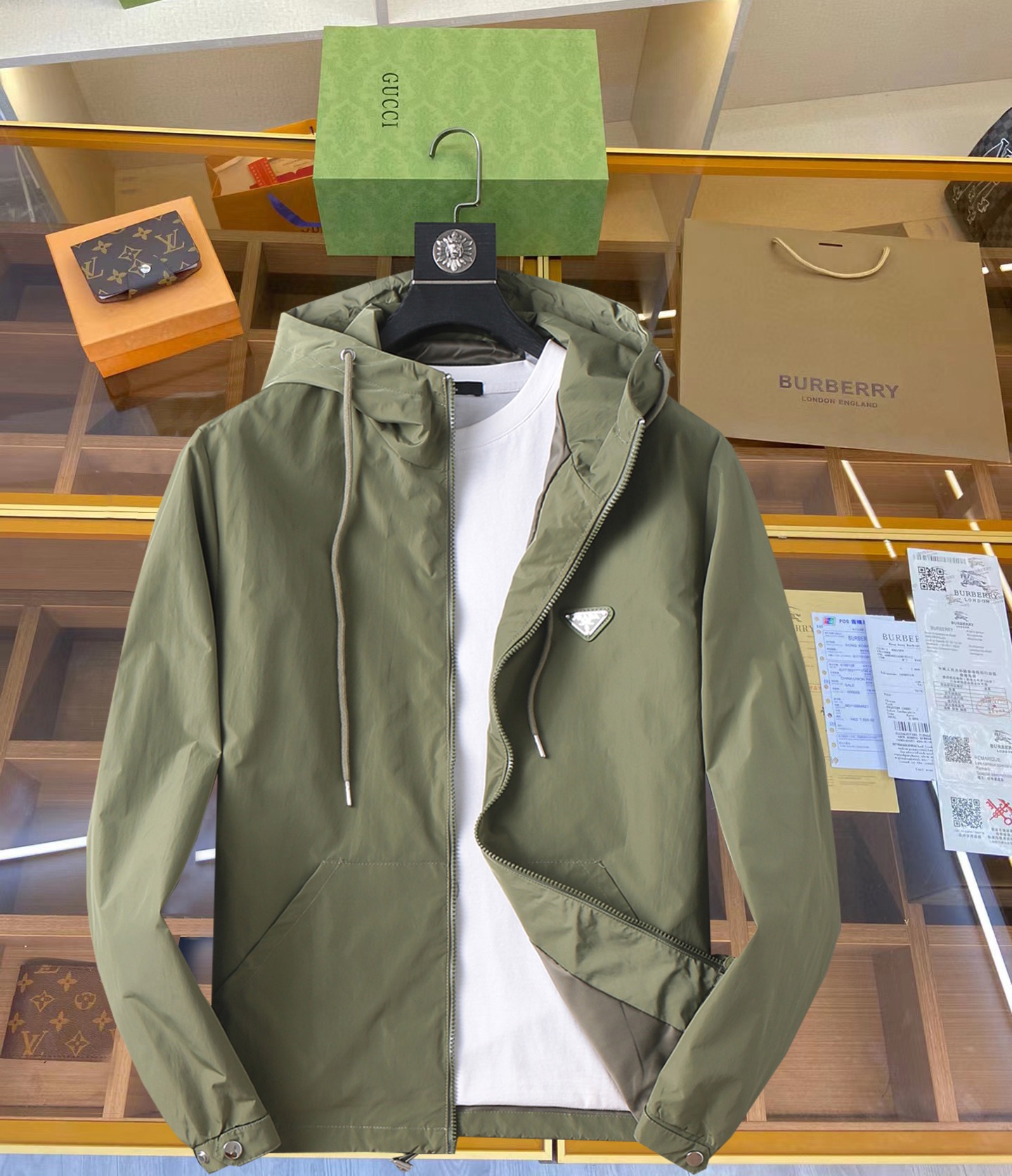 NO:119265,Prada 2025 Spring Counter New casual and fashionable jacket, super avant-garde design style, delicate and comfortable, very light and not easy to wrinkle. Multiple craftsmanship The overall design is quite visual, the upper body is casual and stylish, with a certain degree of clarity, absolutely recommended to be at the most cutting-edge fashion temperament, a must-have for urban casualness. Size M-XXXL,,prada, jackets & coats, jackets & coats, alexander wang19860909普拉达 2025开春专柜新款休闲时尚夹克外套 超前卫设计风格 细腻舒适 穿着非常轻便不易起皱.多重重工艺 整体的设计颇具视觉感,上身休闲有型,有一定的挺括度,绝对走在时尚最尖端的气质感推荐,都市休闲必备.尺码 M-XXXL,,prada,jackets & coats,jackets & coats,alexander wang,Men's clothing