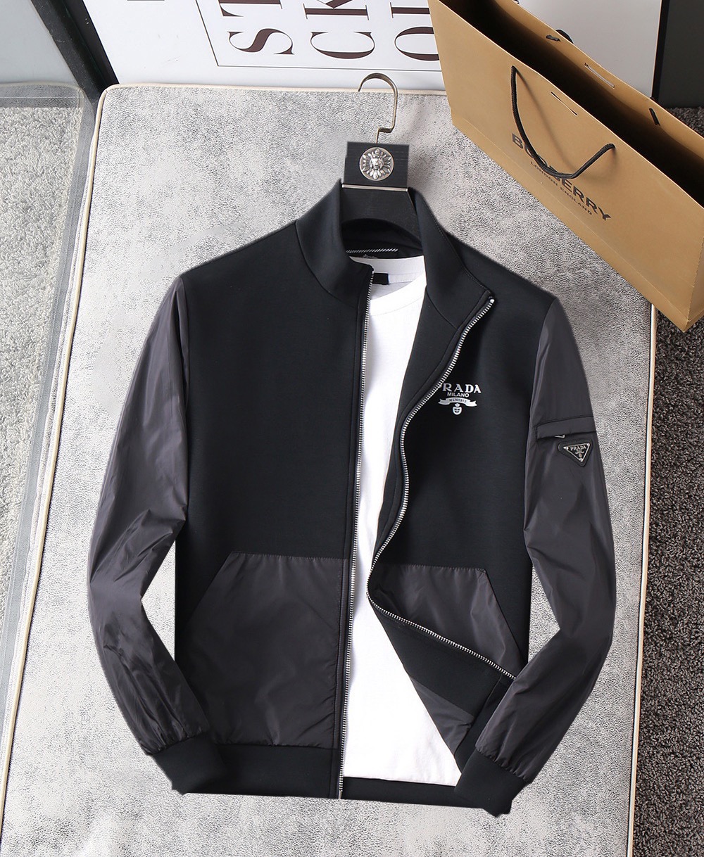 NO:115925,Prada's new spring jacket for 2025, the new product on the show is perfect, comfortable and warm when worn on both sides, three-standard full color and attractive, and the very outstanding design easily advances the sense of fashion, the workmanship is extremely exquisite and rigorous, and the wiring is neat and meticulous!  A masterpiece of a big-name designer!  The upper body doesn't look bloated and super handsome!  Spot code M ~ XXXL,,prada,jackets & coats,jackets & coats,alexander wang19860909普拉达 2025春季新款夹克外套,秀场新品品相非常完美,双面穿舒适保暖,三标齐全色泽饱满诱人,非常出彩的设计,轻松将时髦感进阶,做工极为考究严谨,走线工整细致！大牌设计师巨作！上身不显臃肿、超级帅气！现货码数M ～ XXXL,,prada,jackets & coats,jackets & coats,alexander wang,Men's clothing