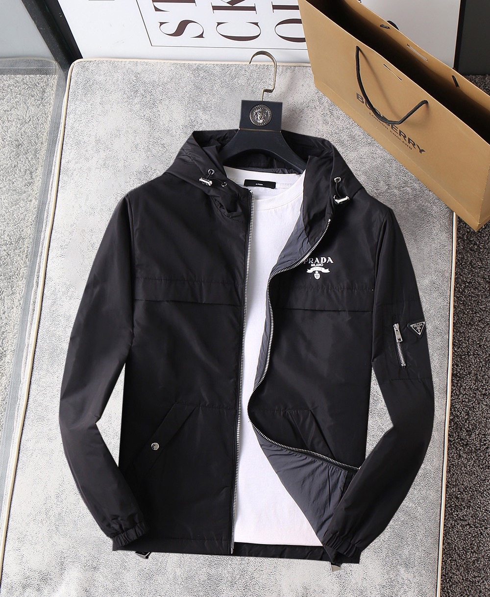 NO:115938,Prada's new spring jacket for 2025, the new product on the show is perfect, comfortable and warm when worn on both sides, three-standard full color and attractive, and the very outstanding design easily advances the sense of fashion, the workmanship is extremely exquisite and rigorous, and the wiring is neat and meticulous!  A masterpiece of a big-name designer!  The upper body doesn't look bloated and super handsome!  Spot code M ~ XXXL,,prada,jackets & coats,jackets & coats,alexander wang19860909普拉达 2025春季新款夹克外套,秀场新品品相非常完美,双面穿舒适保暖,三标齐全色泽饱满诱人,非常出彩的设计,轻松将时髦感进阶,做工极为考究严谨,走线工整细致！大牌设计师巨作！上身不显臃肿、超级帅气！现货码数M ～ XXXL,,prada,jackets & coats,jackets & coats,alexander wang,Men's clothing