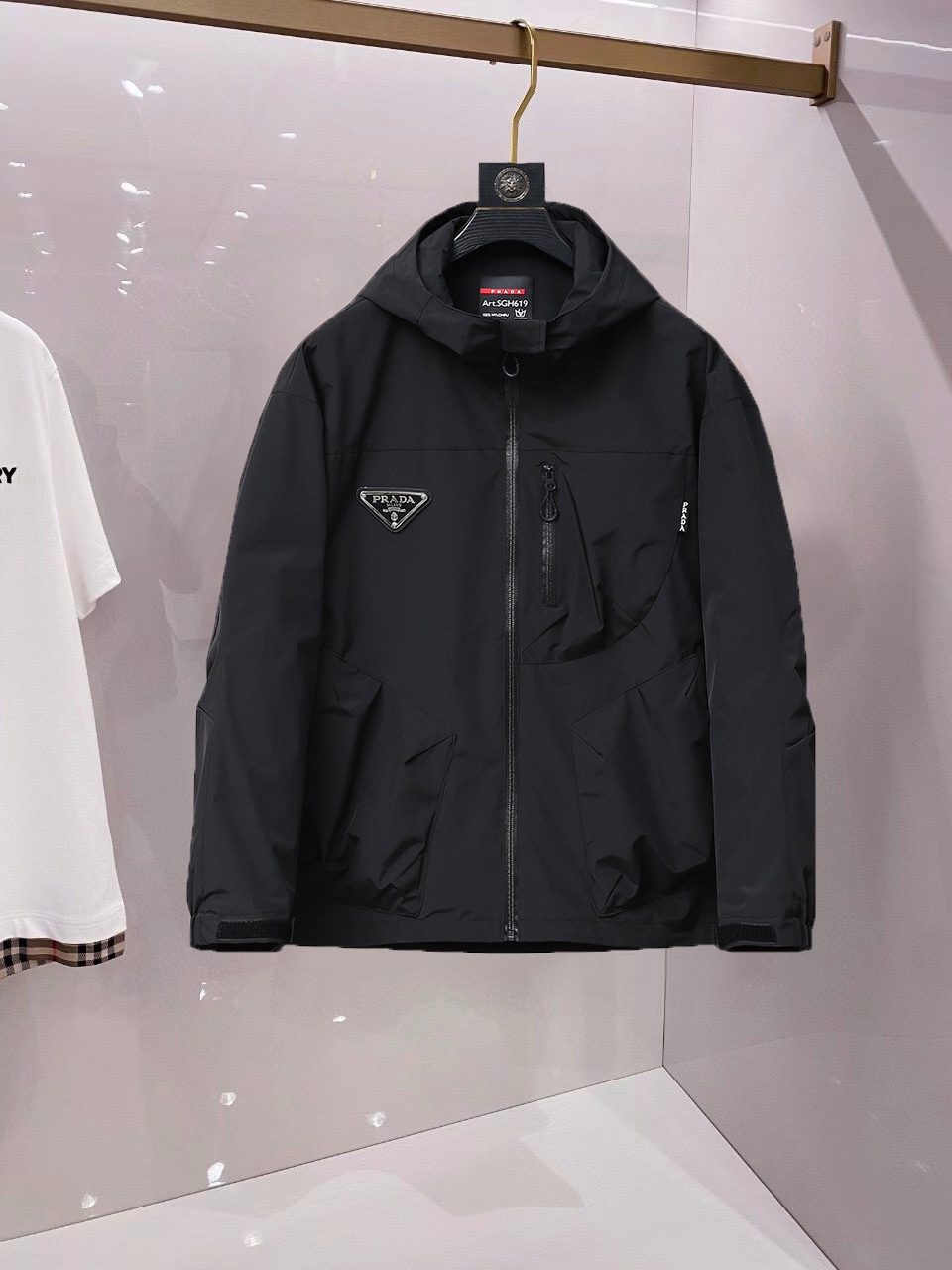 NO:745500,Prada's 2026 spring new jacket, the new product on the show is in perfect condition, it is comfortable and warm to wear on both sides, and has three standard colors and full and attractive colors. It is a very outstanding design that can easily enhance the sense of fashion. The workmanship is extremely sophisticated and rigorous, and the wiring is neat and meticulous!  A masterpiece from a famous designer!  The upper body does not look bloated and is super handsome!  Available sizes M ~ XXXL,,prada,jackets & coats,jackets & coats,19860909普拉达 2026开春新款夹克外套,秀场新品品相非常完美,双面穿舒适保暖,三标齐全色泽饱满诱人,非常出彩的设计,轻松将时髦感进阶,做工极为考究严谨,走线工整细致！大牌设计师巨作！上身不显臃肿、超级帅气！现货码数M ～ XXXL,,prada,jackets & coats,jackets & coats,,Men's clothing