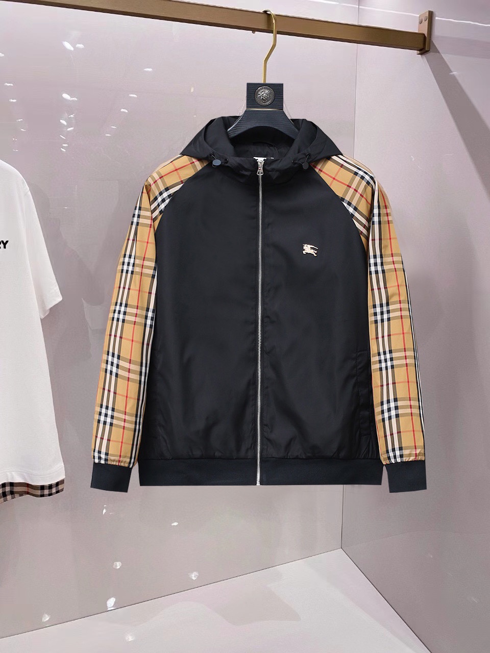 NO:745496,Baibaoli's 2026 spring new jacket. The new product on the show is in perfect condition. It is comfortable and warm to wear on both sides. It has three standard colors and full and attractive colors. It is a very outstanding design that can easily enhance the sense of fashion. The workmanship is extremely sophisticated and rigorous, and the wiring is neat and meticulous!  A masterpiece from a famous designer!  The upper body does not look bloated and is super handsome!  Available sizes M ~ XXXL,,jackets & coats,jackets & coats,19860909百宝莉 2026开春新款夹克外套,秀场新品品相非常完美,双面穿舒适保暖,三标齐全色泽饱满诱人,非常出彩的设计,轻松将时髦感进阶,做工极为考究严谨,走线工整细致！大牌设计师巨作！上身不显臃肿、超级帅气！现货码数M ～ XXXL,,jackets & coats,jackets & coats,,Men's clothing