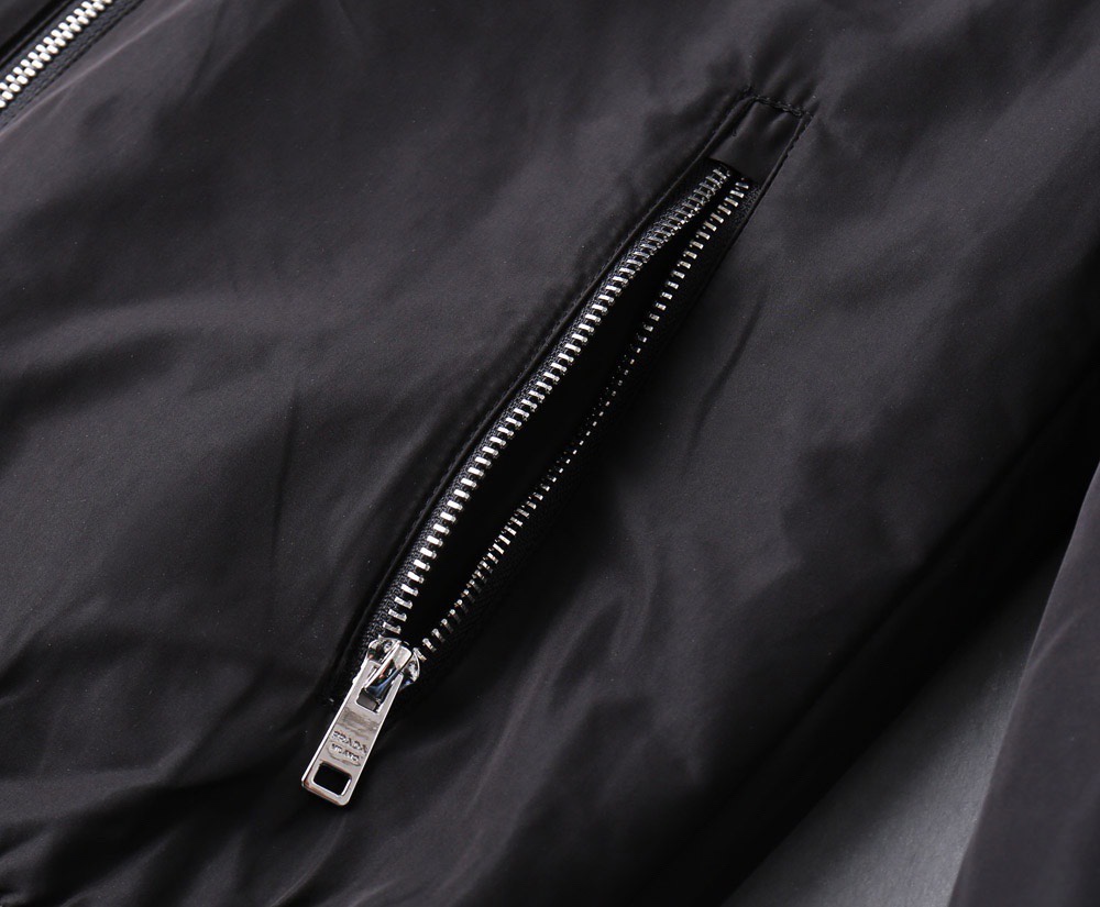 初春爆款！  普拉达 2025春季新款夹克外套，秀场新品‼品相非常完美，双面穿舒适保暖，三标齐全色泽饱满