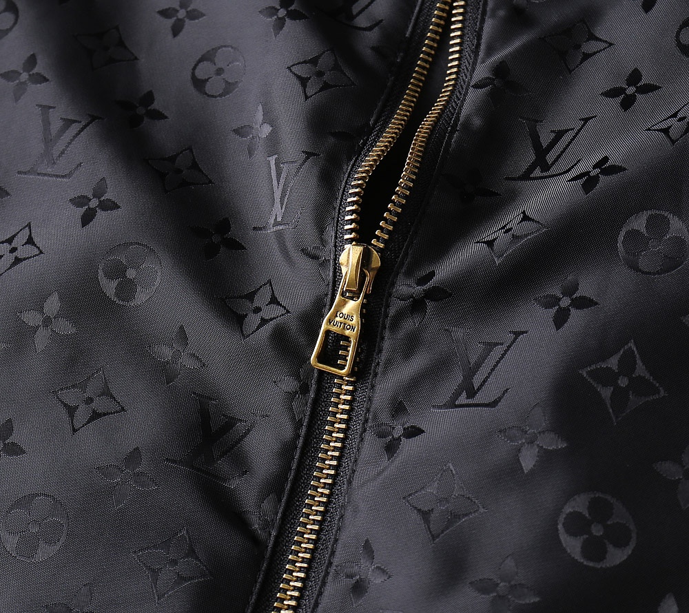 初春爆款！  LV 2025春季新款夹克外套，秀场新品‼品相非常完美，双面穿舒适保暖，三标齐全色泽饱满诱