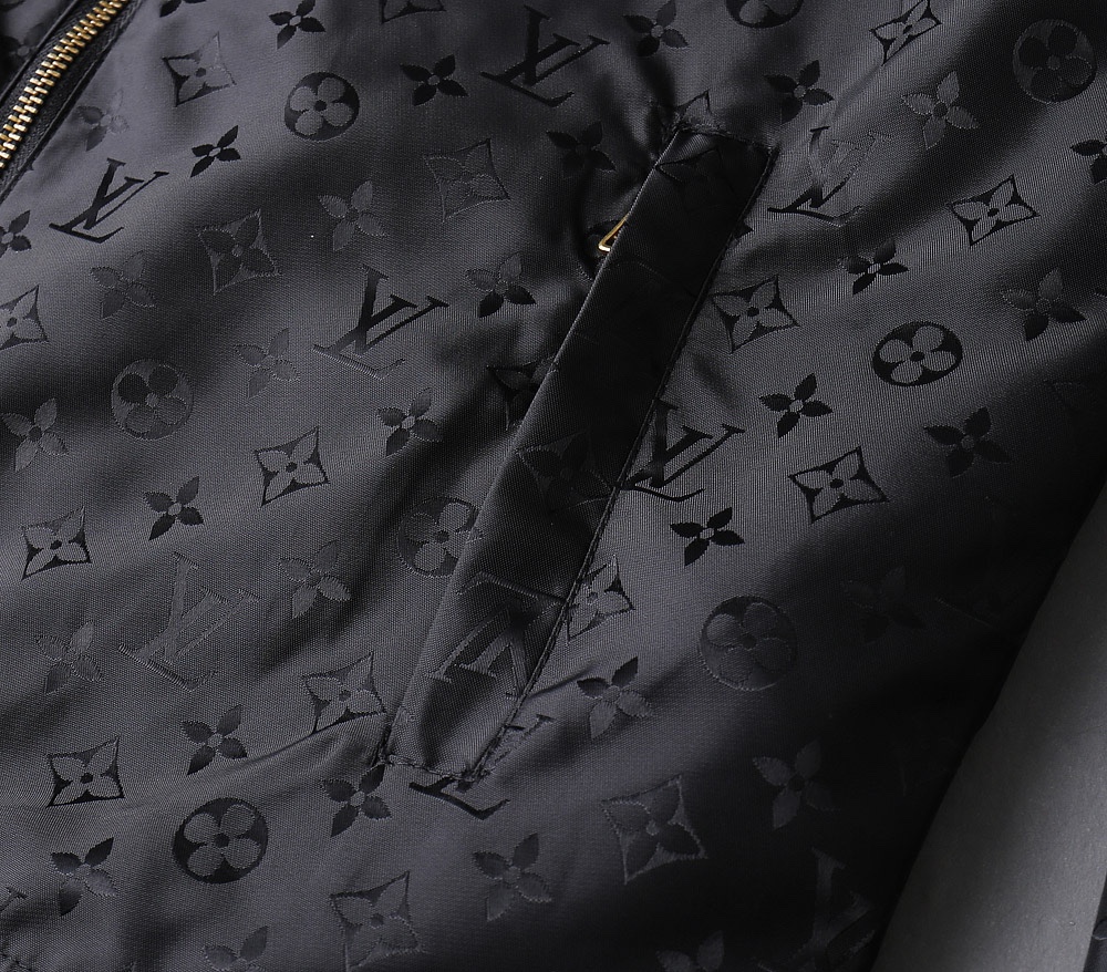 初春爆款！  LV 2025春季新款夹克外套，秀场新品‼品相非常完美，双面穿舒适保暖，三标齐全色泽饱满诱
