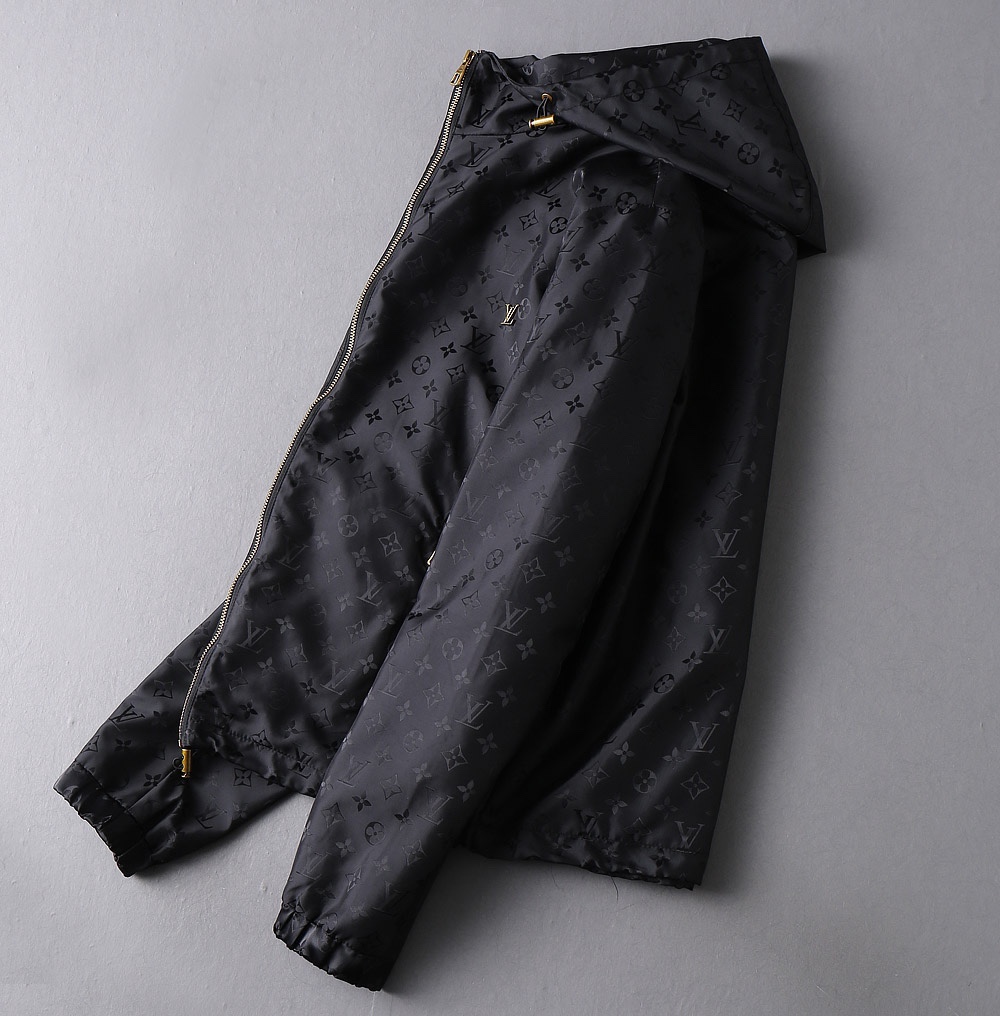 初春爆款！  LV 2025春季新款夹克外套，秀场新品‼品相非常完美，双面穿舒适保暖，三标齐全色泽饱满诱