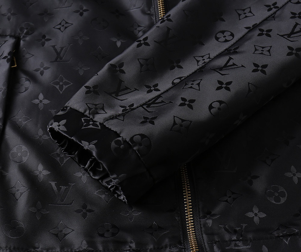 初春爆款！  LV 2025春季新款夹克外套，秀场新品‼品相非常完美，双面穿舒适保暖，三标齐全色泽饱满诱