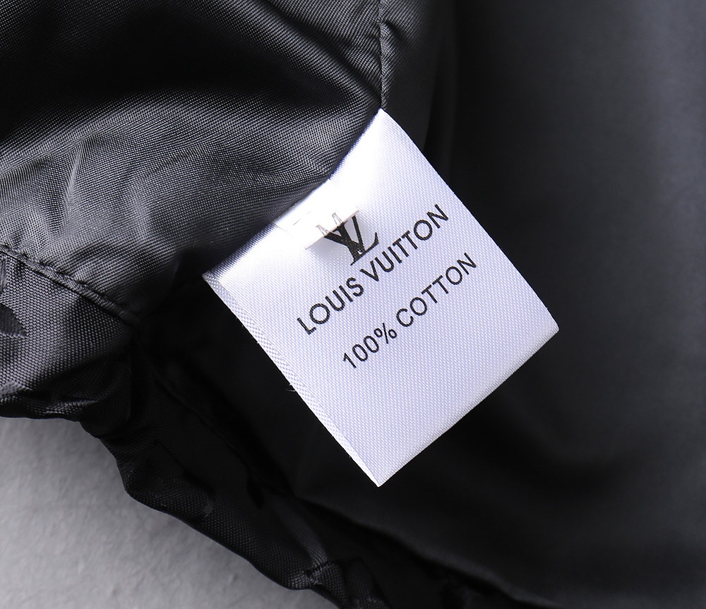 初春爆款！  LV 2025春季新款夹克外套，秀场新品‼品相非常完美，双面穿舒适保暖，三标齐全色泽饱满诱