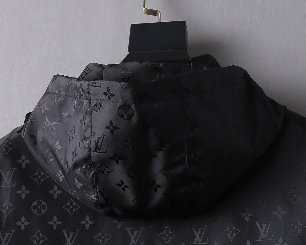 初春爆款！  LV 2025春季新款夹克外套，秀场新品‼品相非常完美，双面穿舒适保暖，三标齐全色泽饱满诱