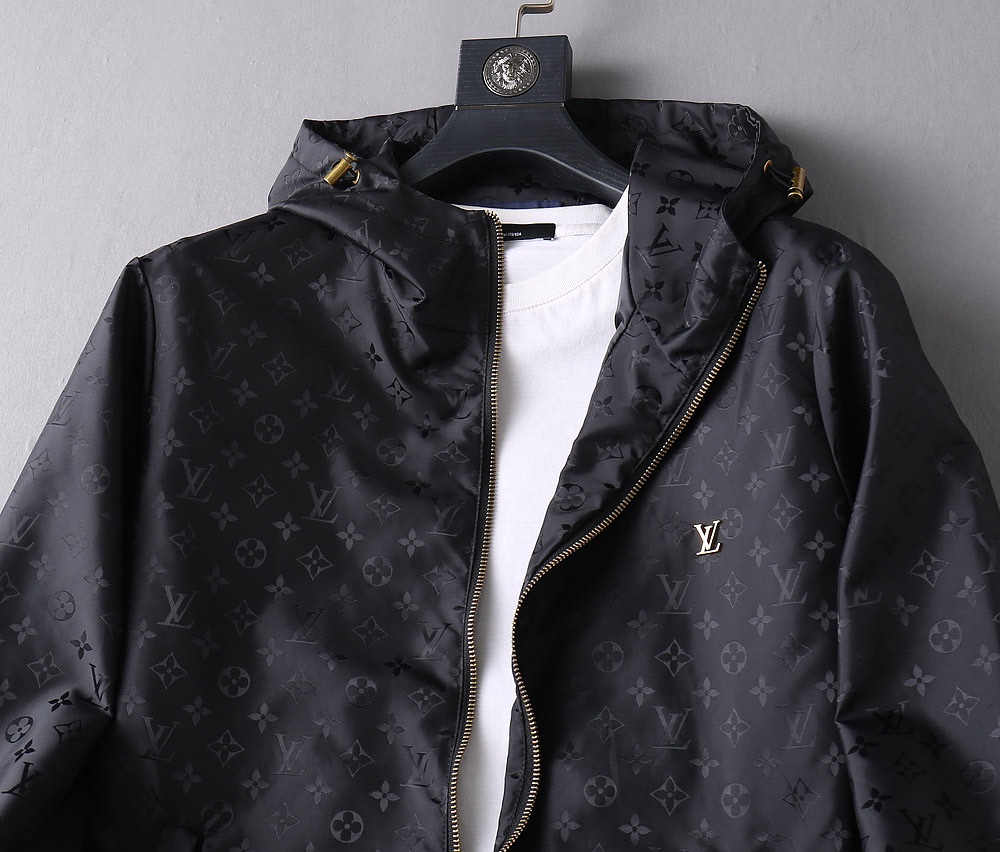 初春爆款！  LV 2025春季新款夹克外套，秀场新品‼品相非常完美，双面穿舒适保暖，三标齐全色泽饱满诱