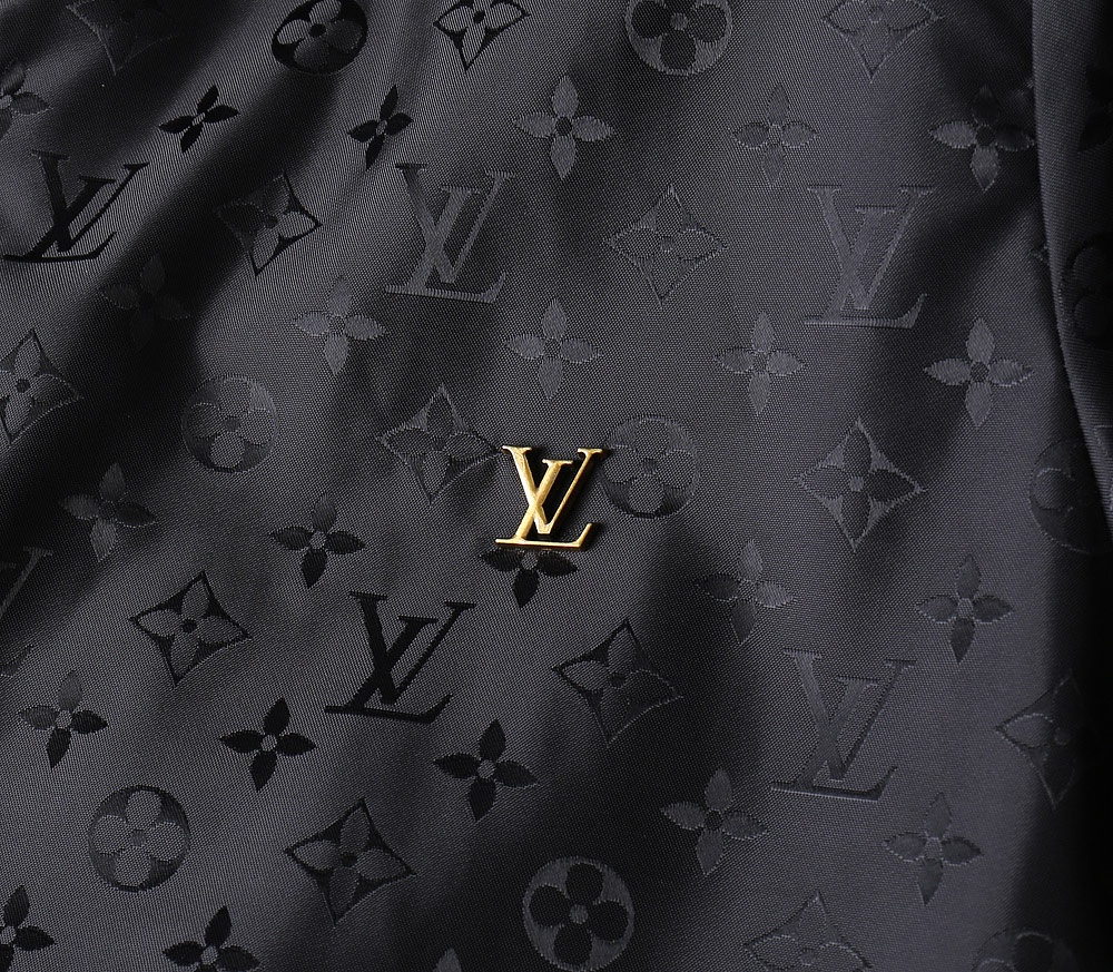 初春爆款！  LV 2025春季新款夹克外套，秀场新品‼品相非常完美，双面穿舒适保暖，三标齐全色泽饱满诱