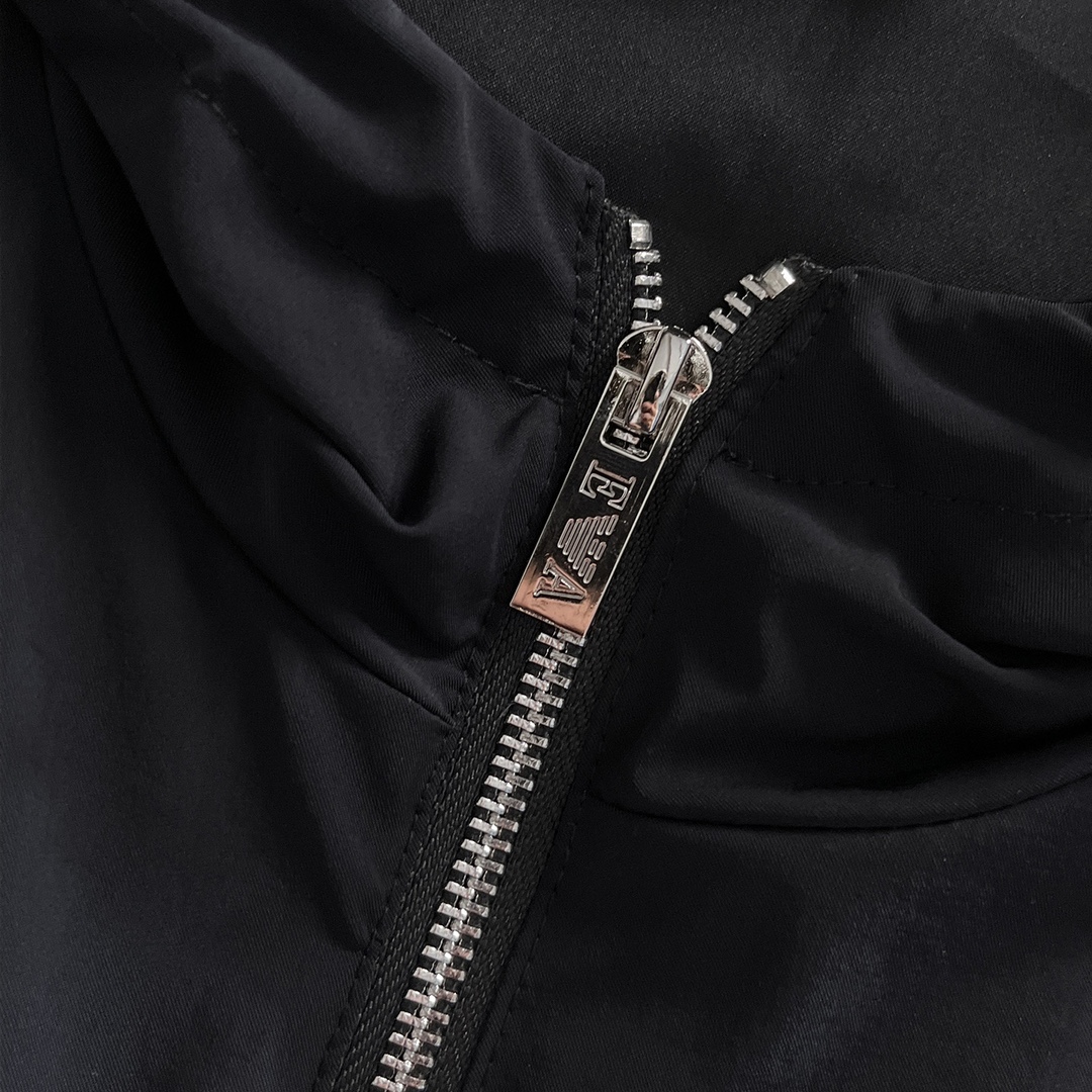 阿玛尼2024开春新款男士夹克外套原单三标齐全高端版本！专柜定制面料透气舒适度高细节无可挑剔品牌元素设计
