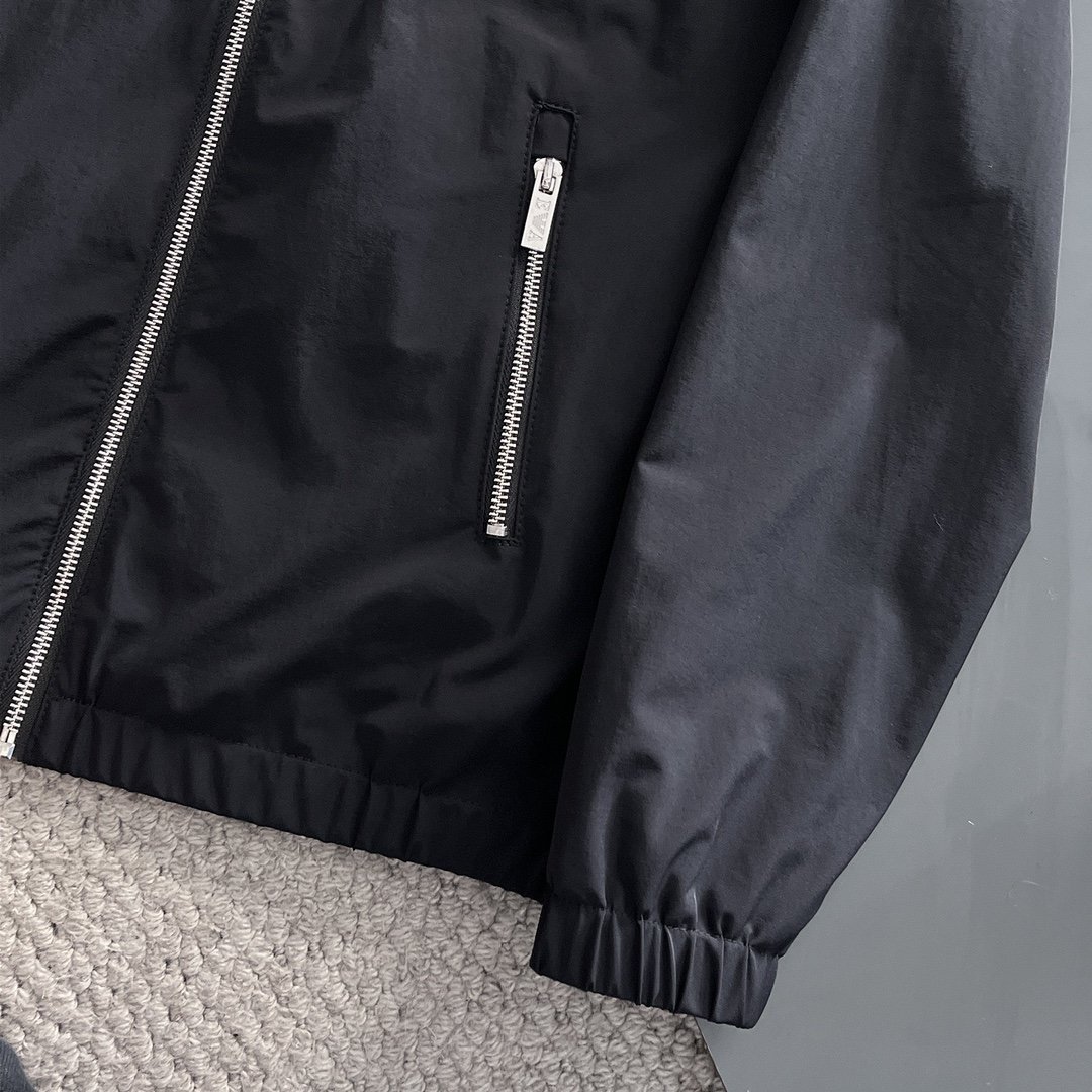 阿玛尼2024开春新款男士夹克外套原单三标齐全高端版本！专柜定制面料透气舒适度高细节无可挑剔品牌元素设计